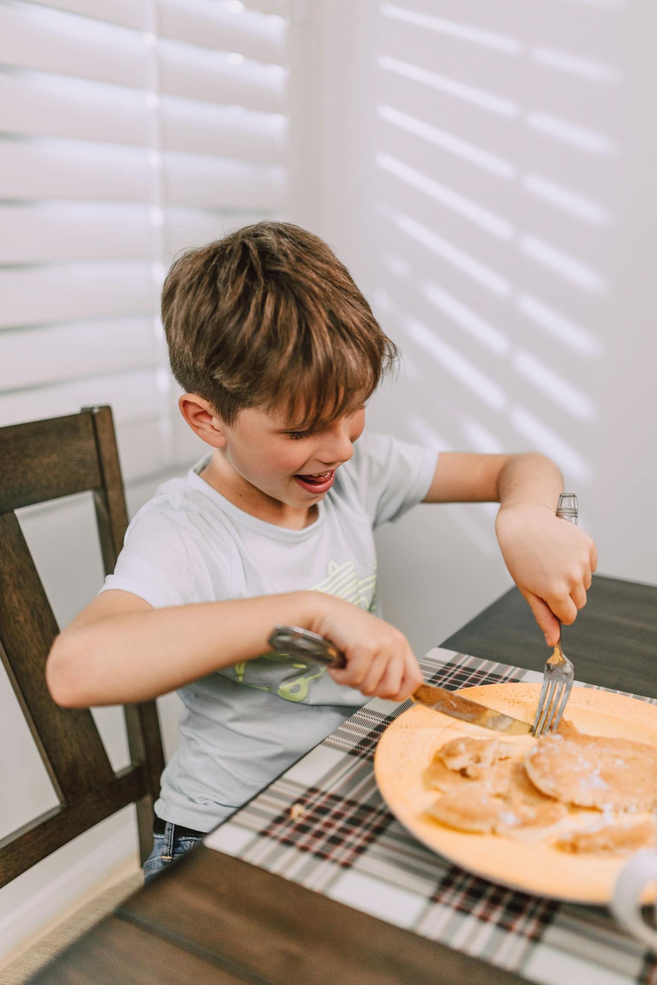 Un garçon mangeant son repas | Source : Pexels