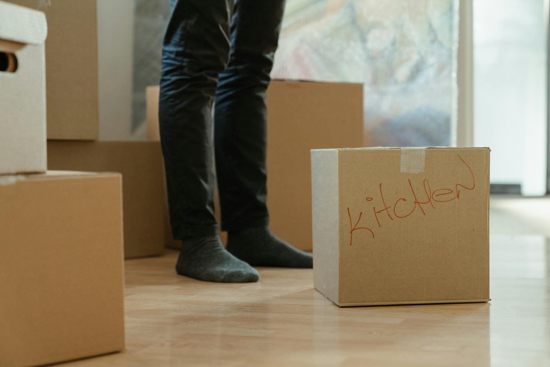 Des boîtes dans une maison | Source : Midjourney