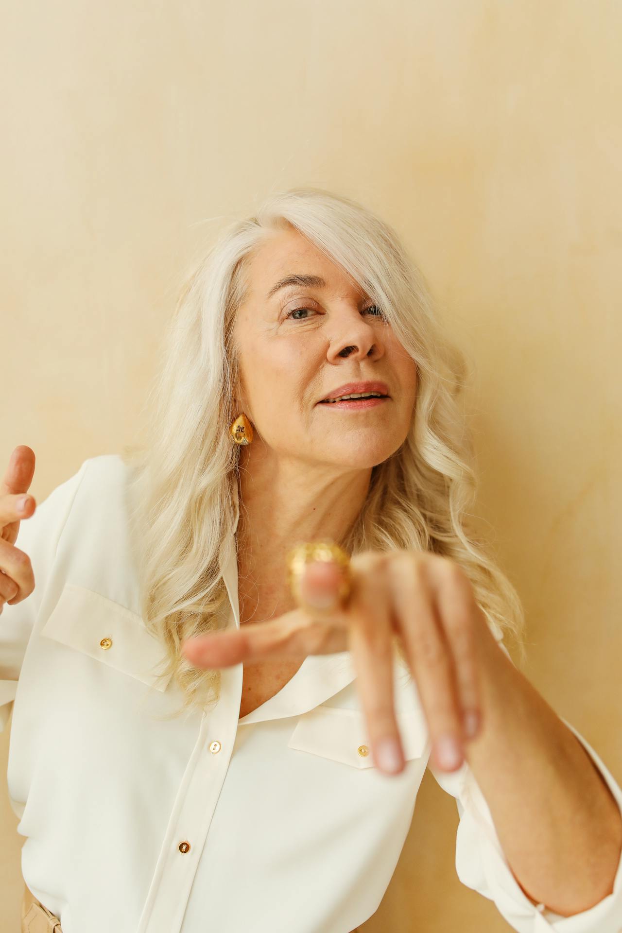 Une femme âgée qui pointe son doigt | Source : Pexels