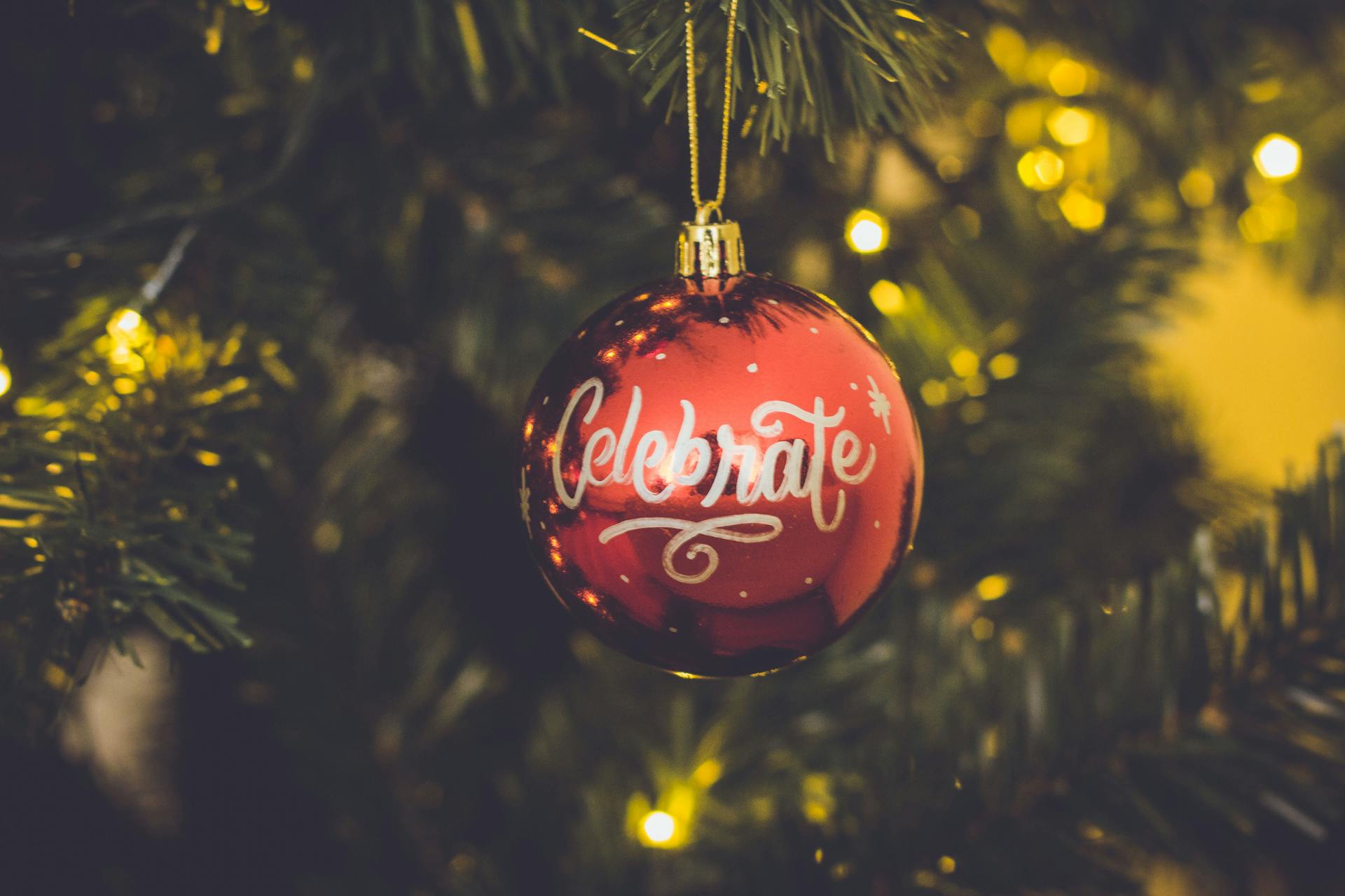 Une boule sur un arbre de Noël | Source : Pexels