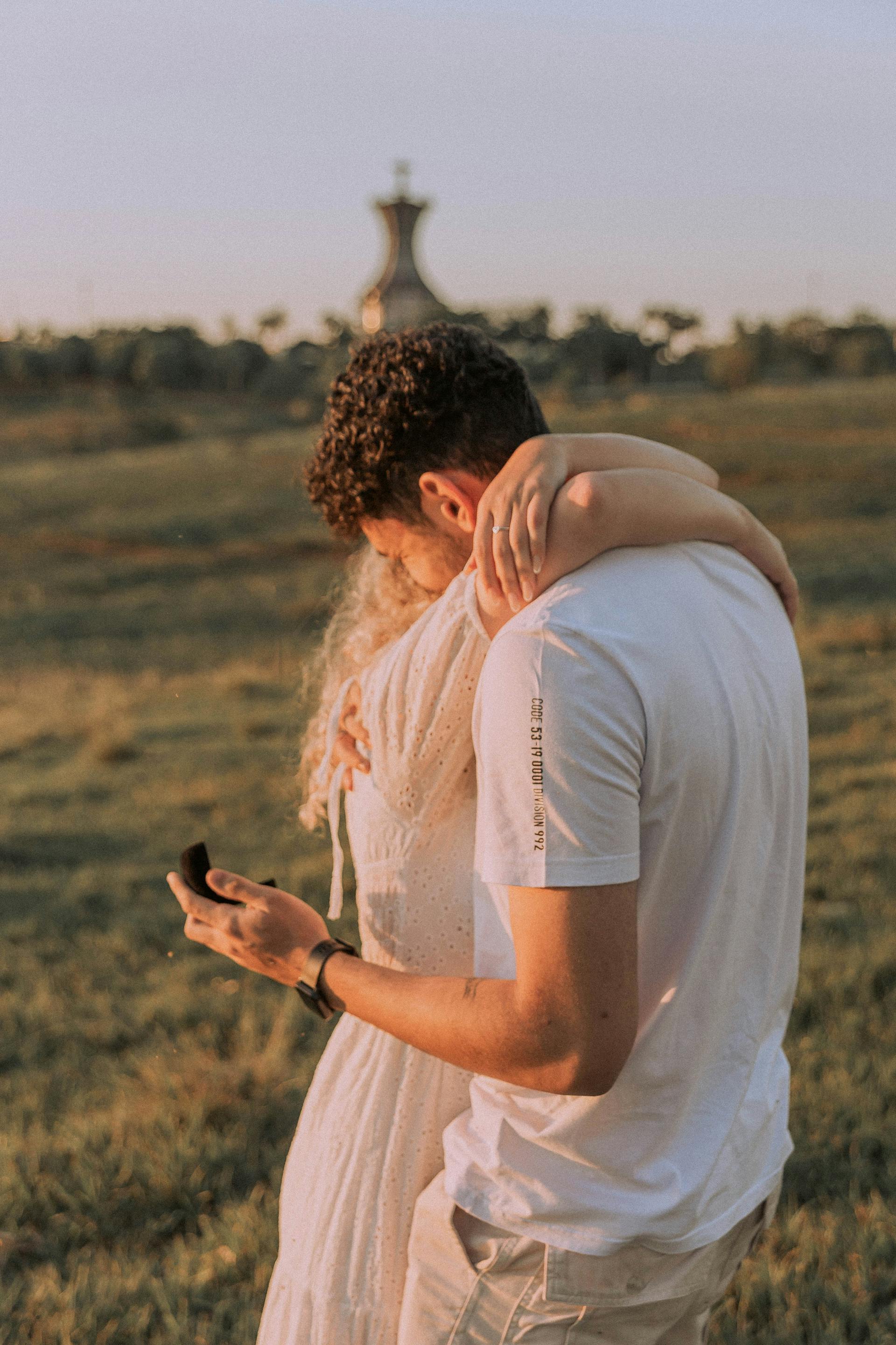 Un couple qui s'embrasse | Source : Pexels