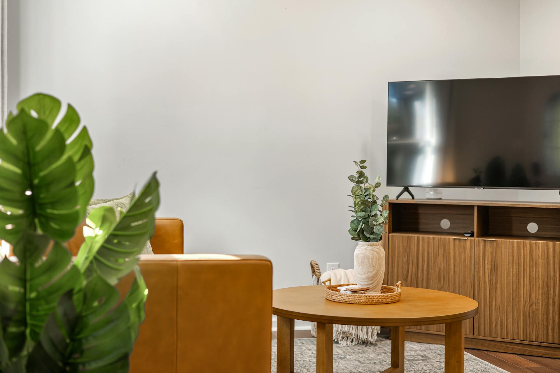 Un téléviseur plat sur un support en bois dans une pièce | Source : Pexels