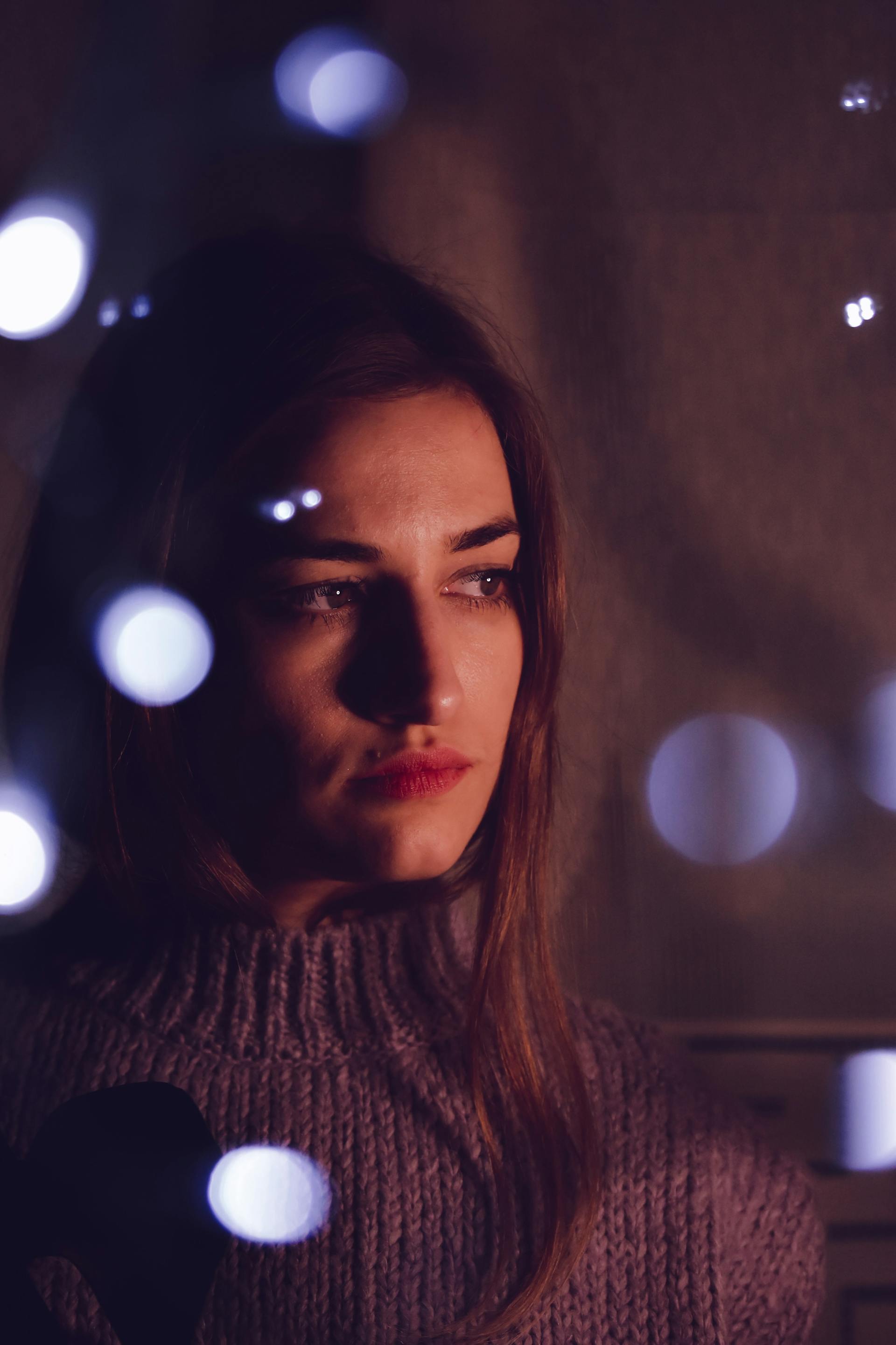 Une femme qui fixe quelqu'un | Source : Pexels