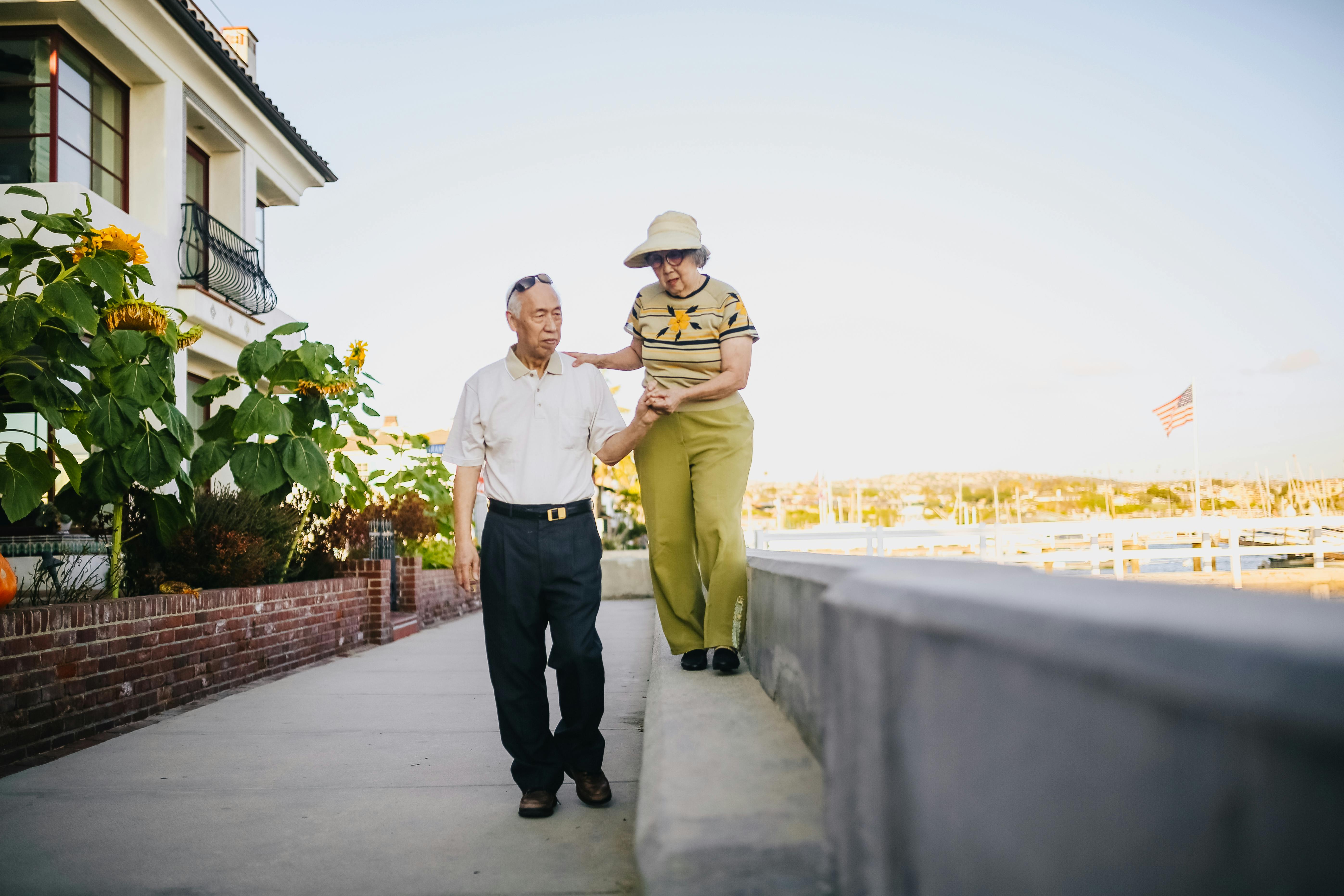 Couple de personnes âgées marchant | Source : Pexels