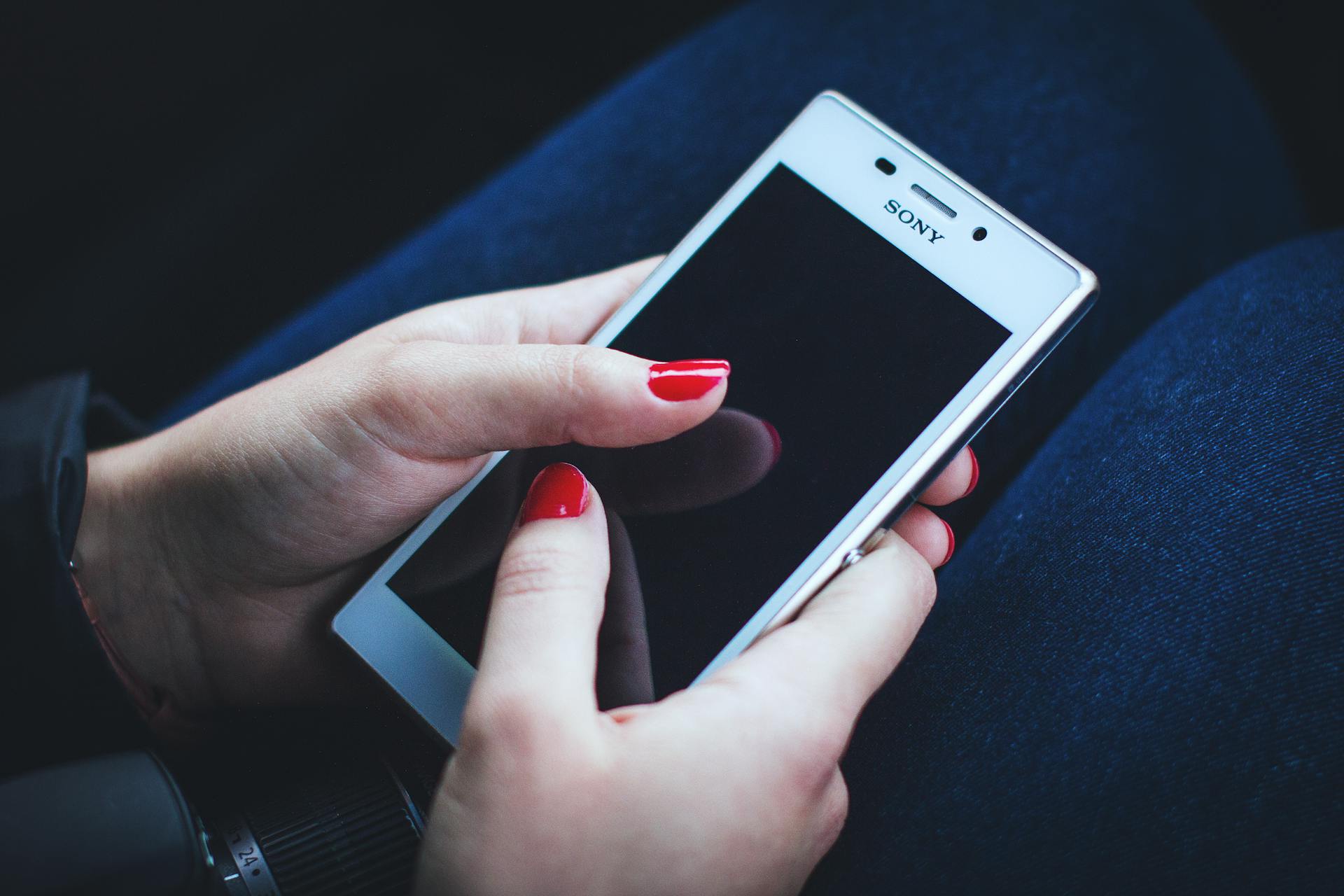 Une femme tenant un téléphone portable | Source : Pexels