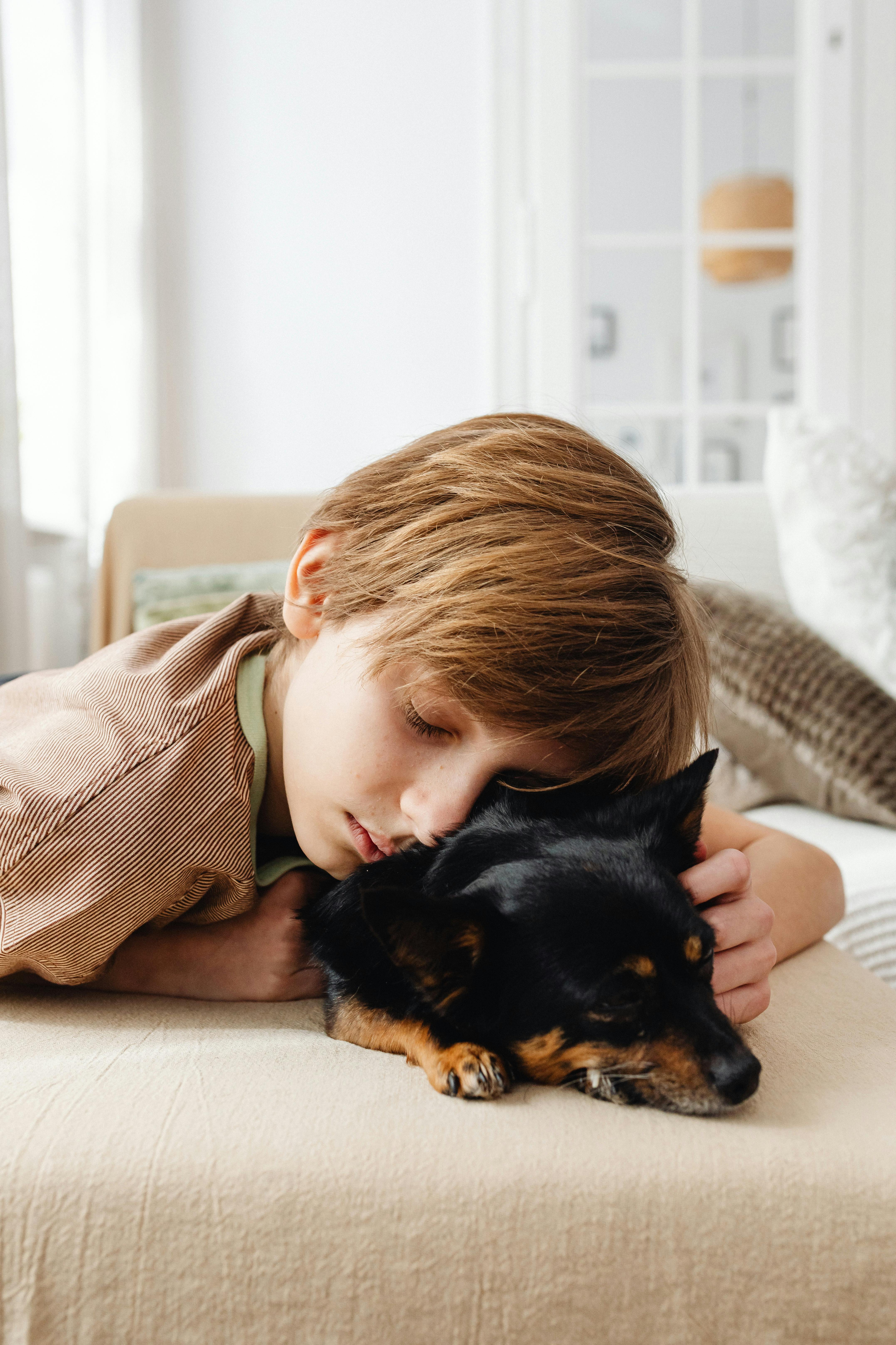 Un petit garçon et un chien endormis | Source : Pexels