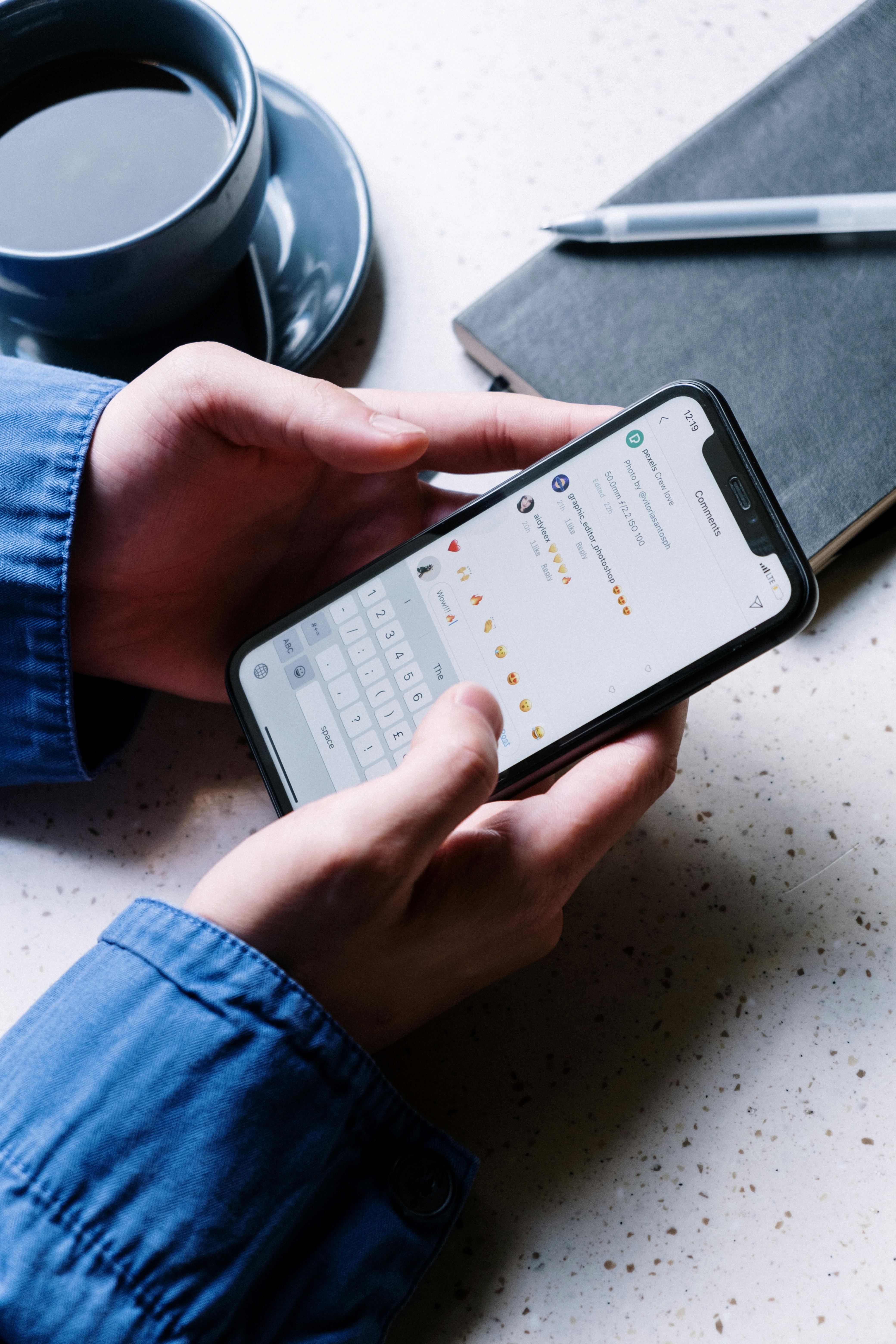 Une personne tenant un téléphone ouvert aux commentaires des réseaux sociaux | Source : Pexels