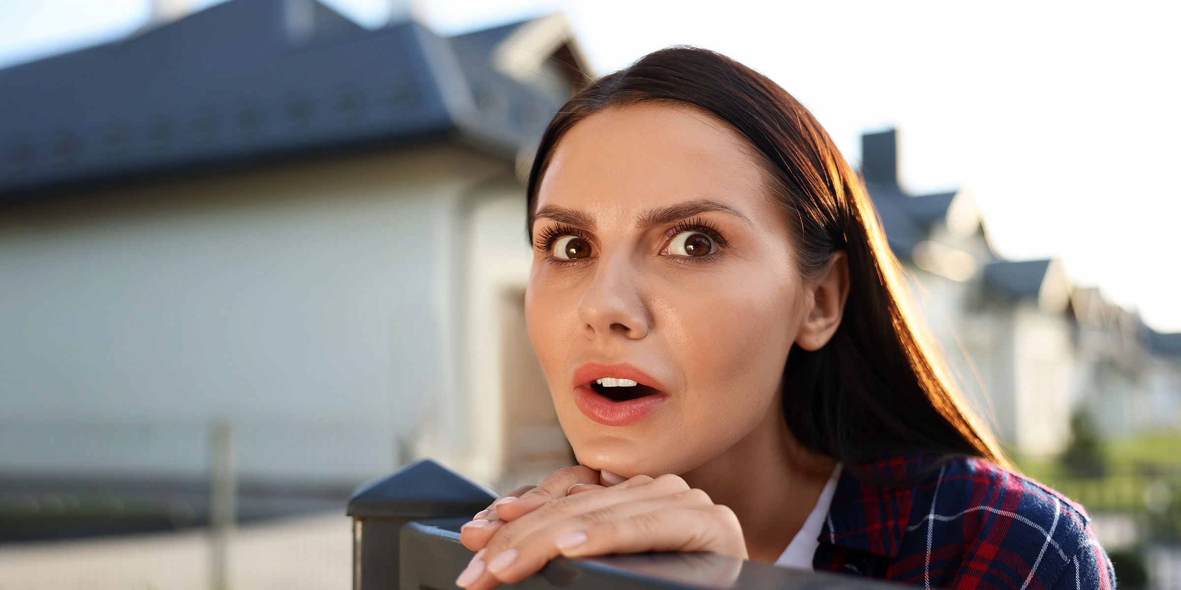 Une femme choquée qui regarde fixement dans la cour de son voisin | Source : Shutterstock
