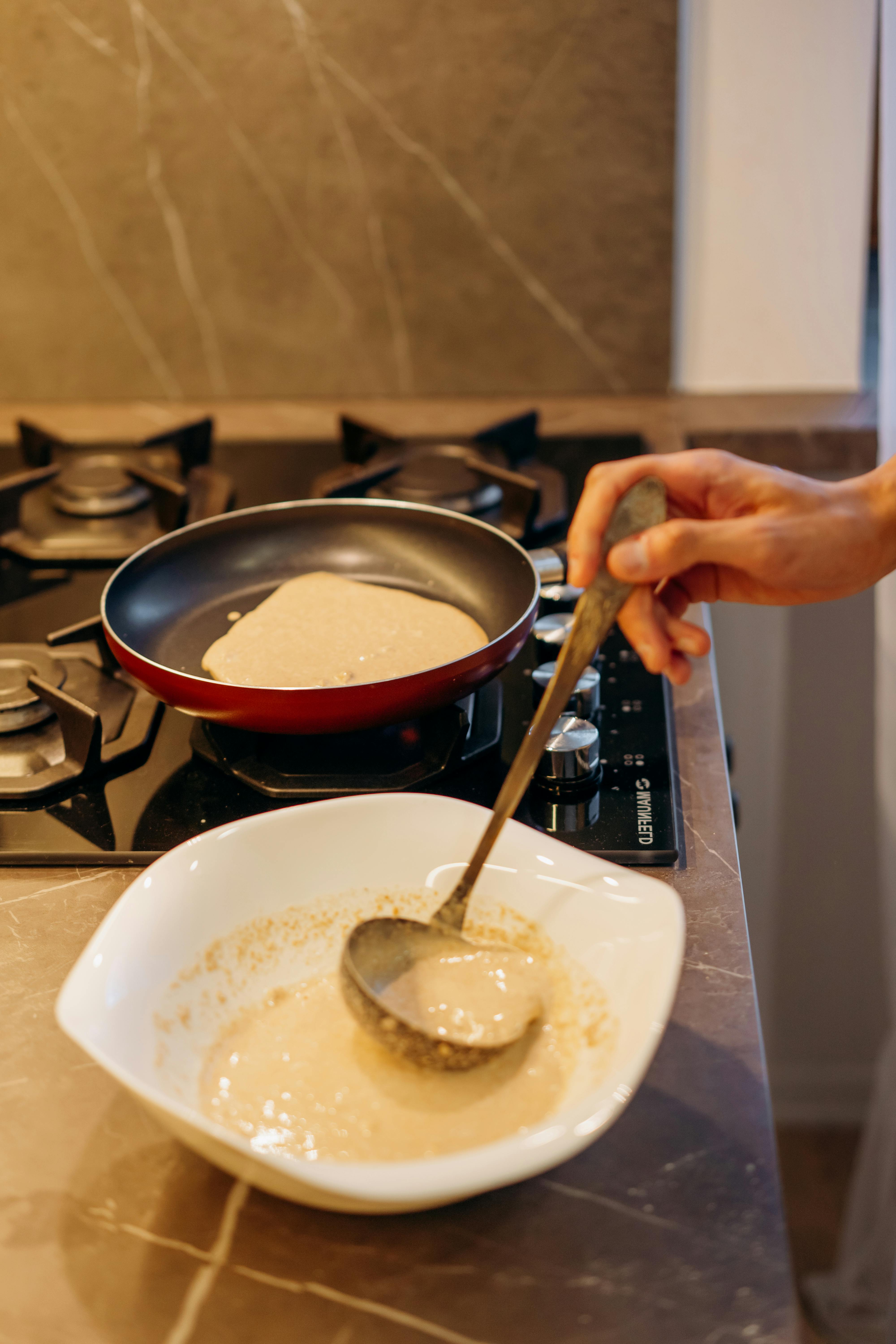 Une personne faisant des crêpes | Source : Pexels