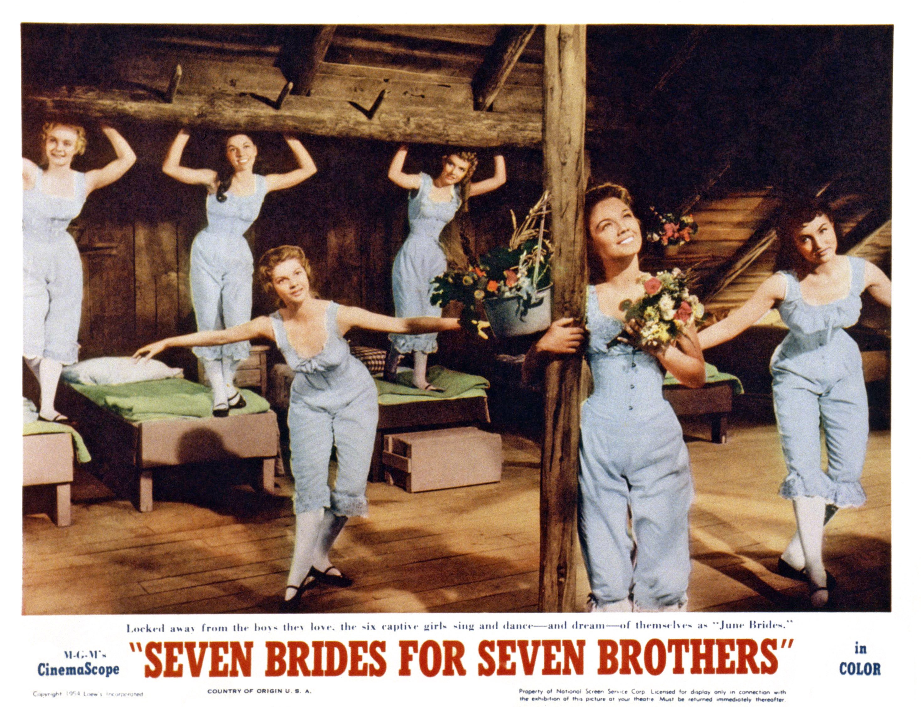L'actrice et musicienne se produit aux côtés d'autres membres de la distribution dans « Seven Brides for Seven Brothers », vers 1954 | Source : Getty Images