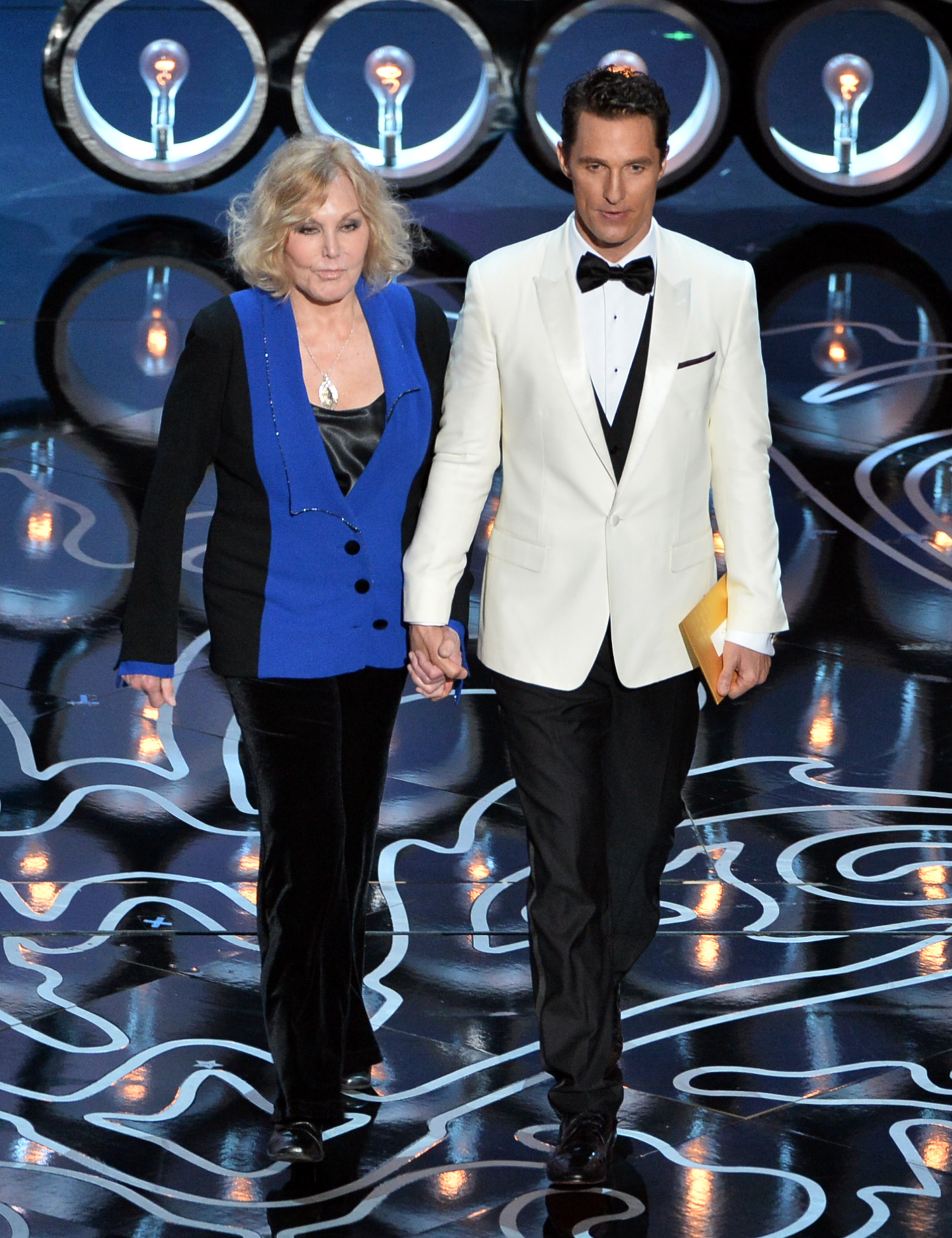 La célèbre actrice et Matthew McConaughey sur scène lors de la cérémonie des Oscars au Dolby Leatre, le 2 mars 2014, à Hollywood, en Californie. | Source : Getty Images