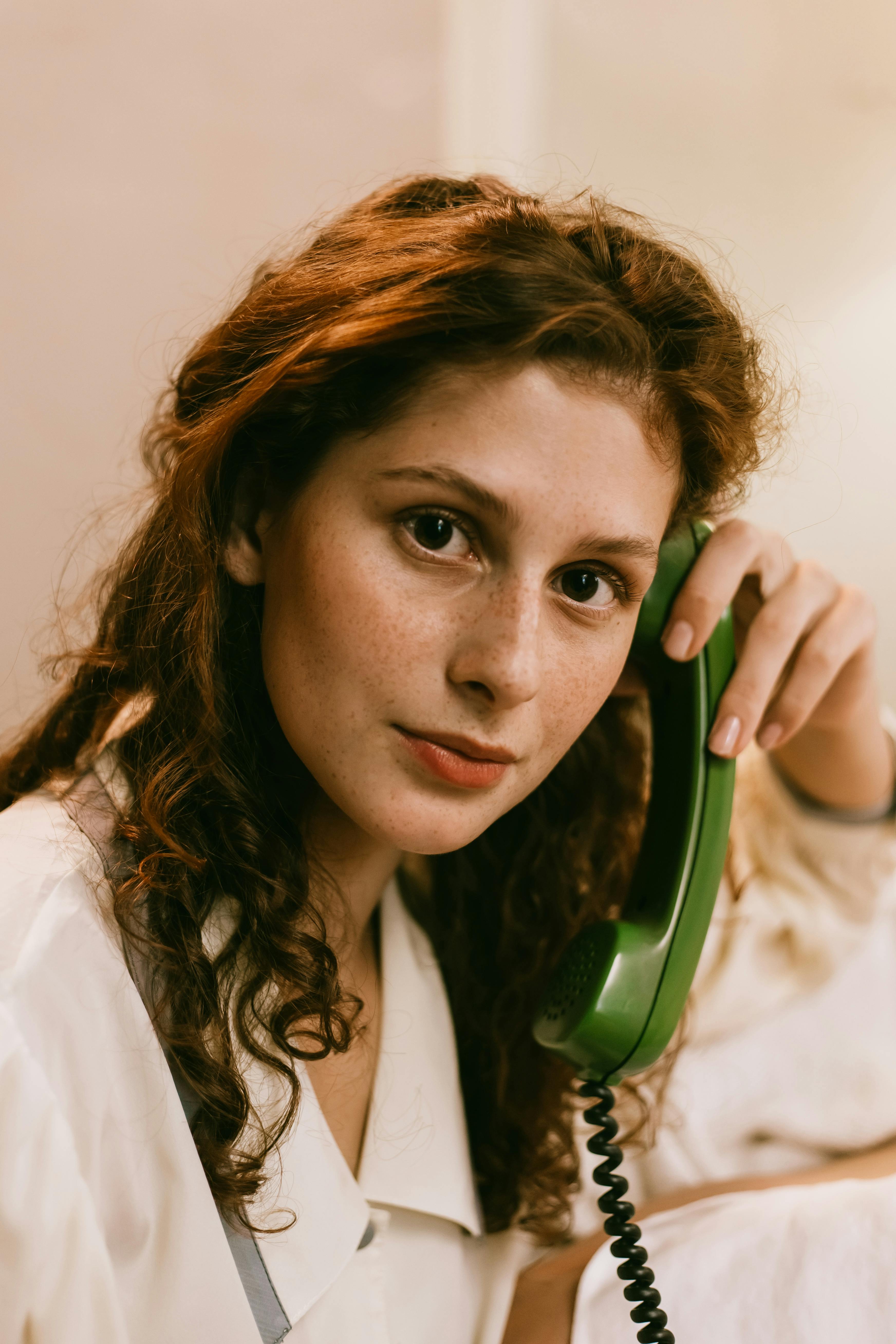 Une photo difficilement visible montrant une femme en train de parler au téléphone. Source : Pexels