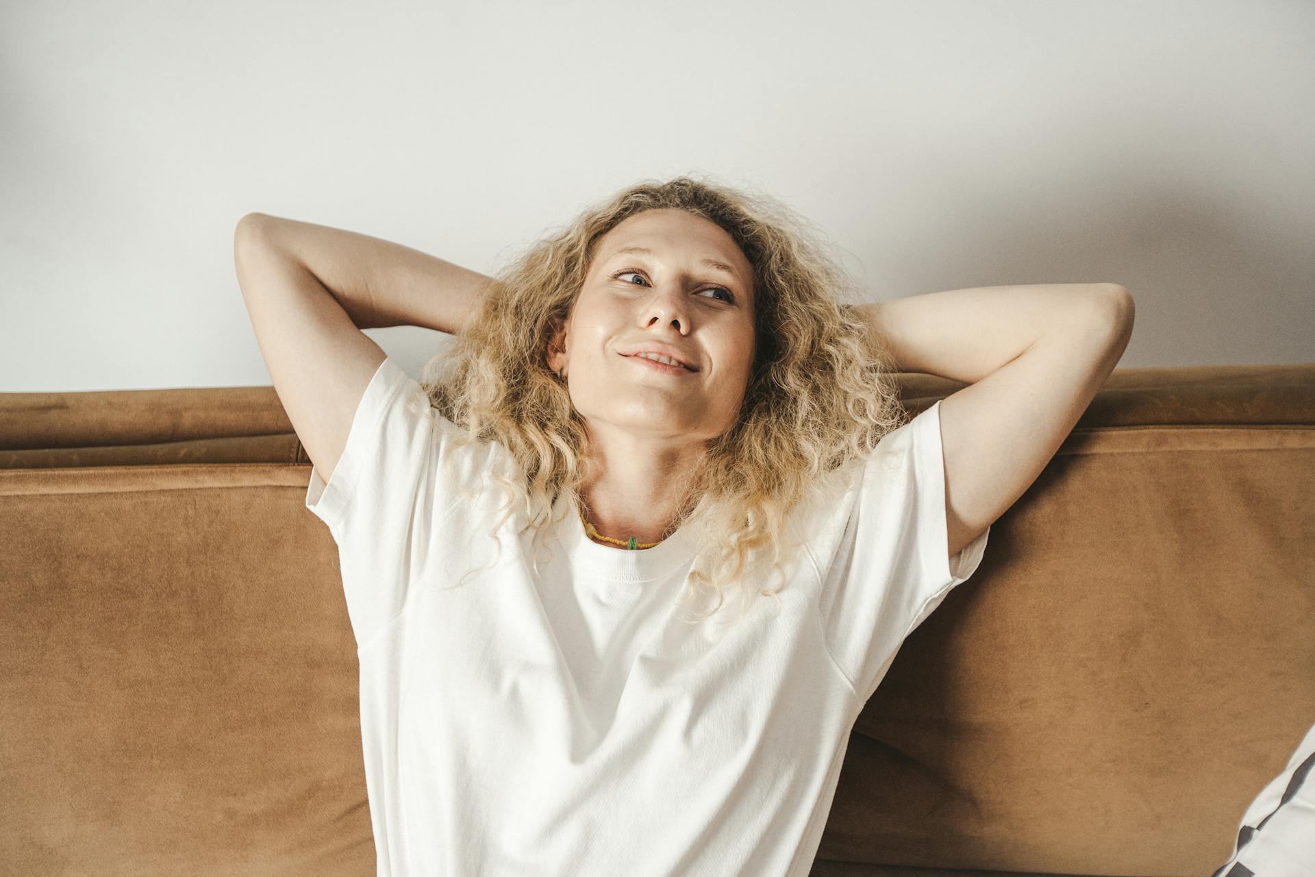 Une femme qui se penche vers l'arrière en signe de satisfaction | Source : Pexels