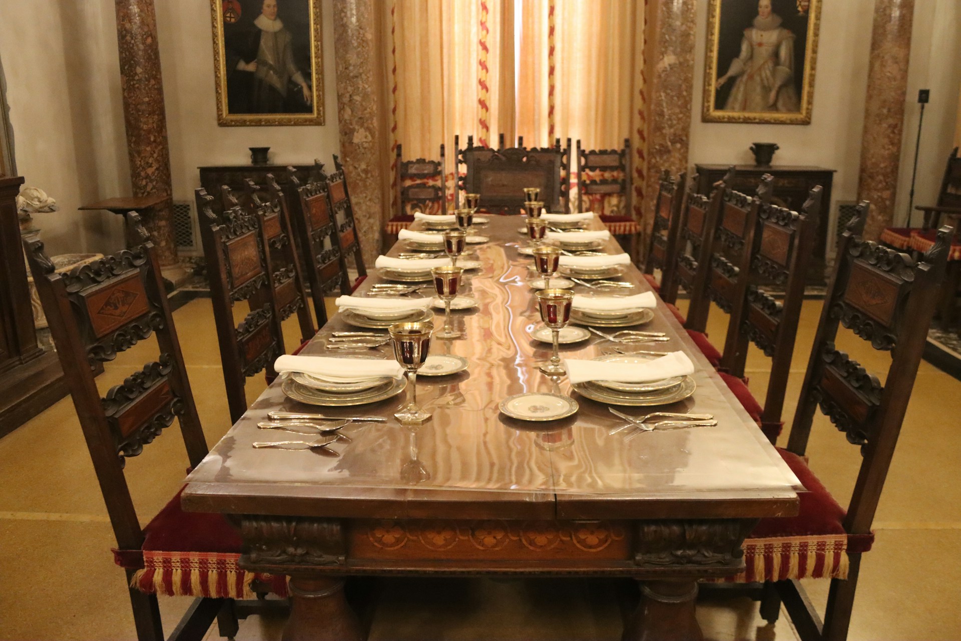 Une table dressée pour un dîner formel | Source : Unsplash