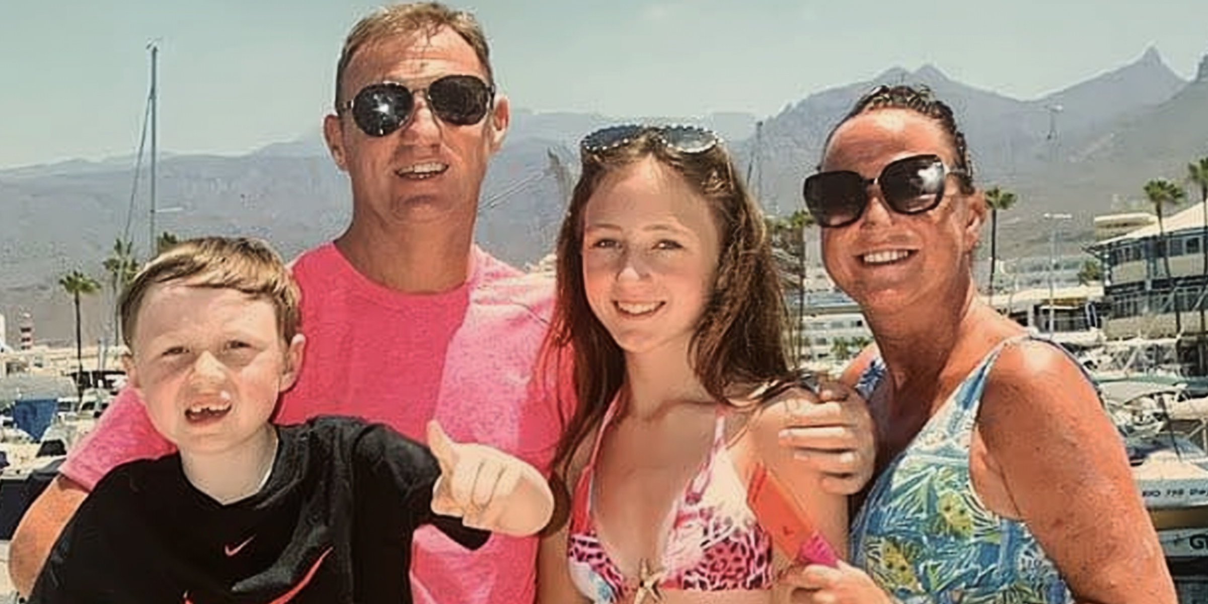 Stephen Brougham avec Emma, Sophie et Bobby Hickey | Source : Facebook/@World Update