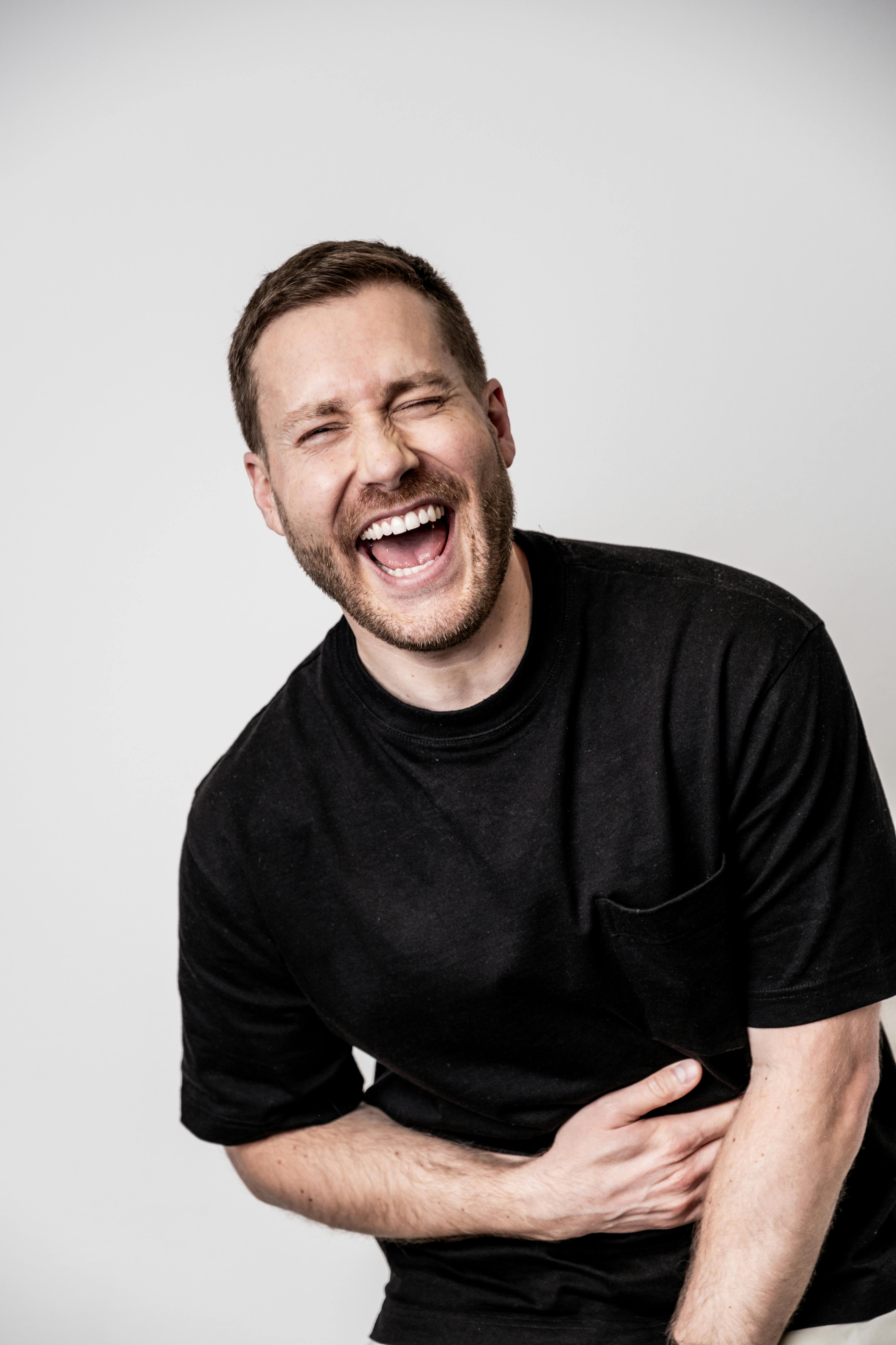 Un homme heureux qui rit | Source : Pexels