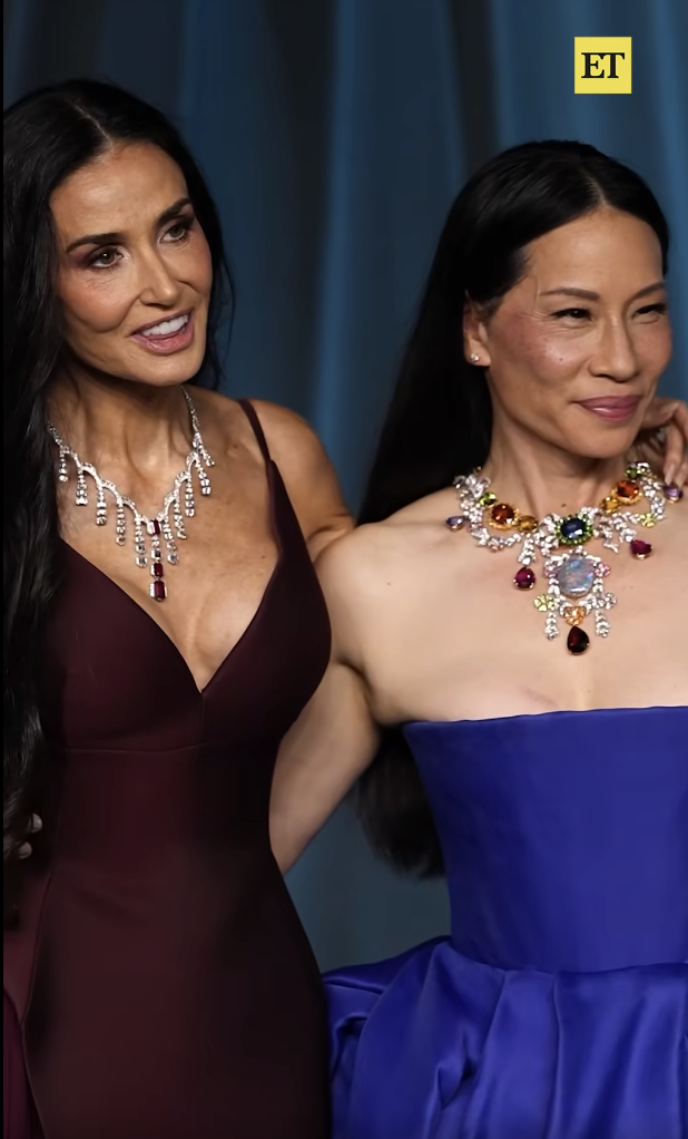Demi Moore pose avec Lucy Liu, les deux actrices rayonnant de bonheur. Leurs robes contrastées et leurs sourires radieux ont fait de ce petit moment un véritable événement sur le tapis rouge. | Source : Facebook/EntertainmentTonight