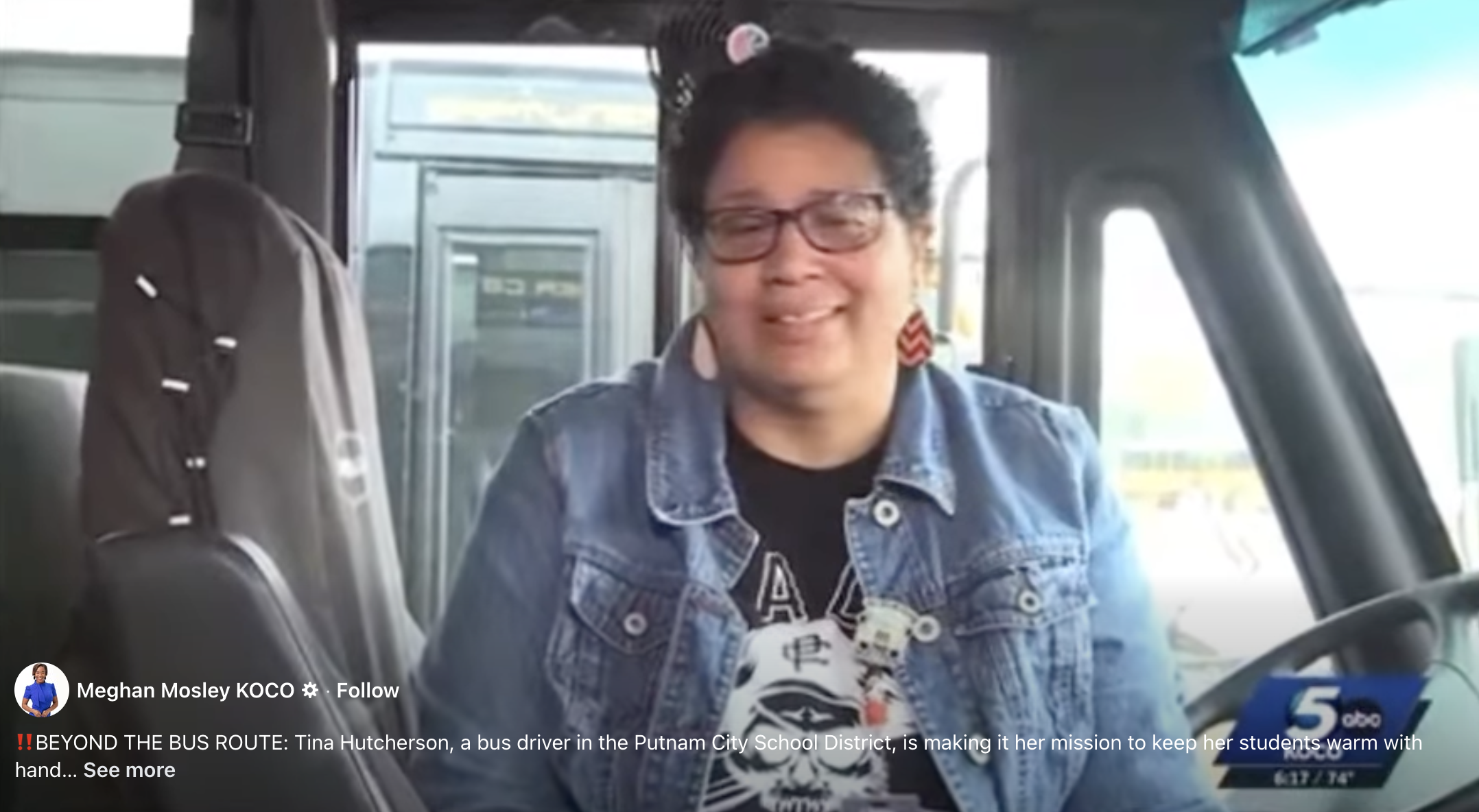 Tina Hutcherson partage ses réflexions sur le fait de vouloir tricoter des bonnets pour les écoliers, en date du 19 novembre 2025 | Source : Facebook/meghanmosleykoco