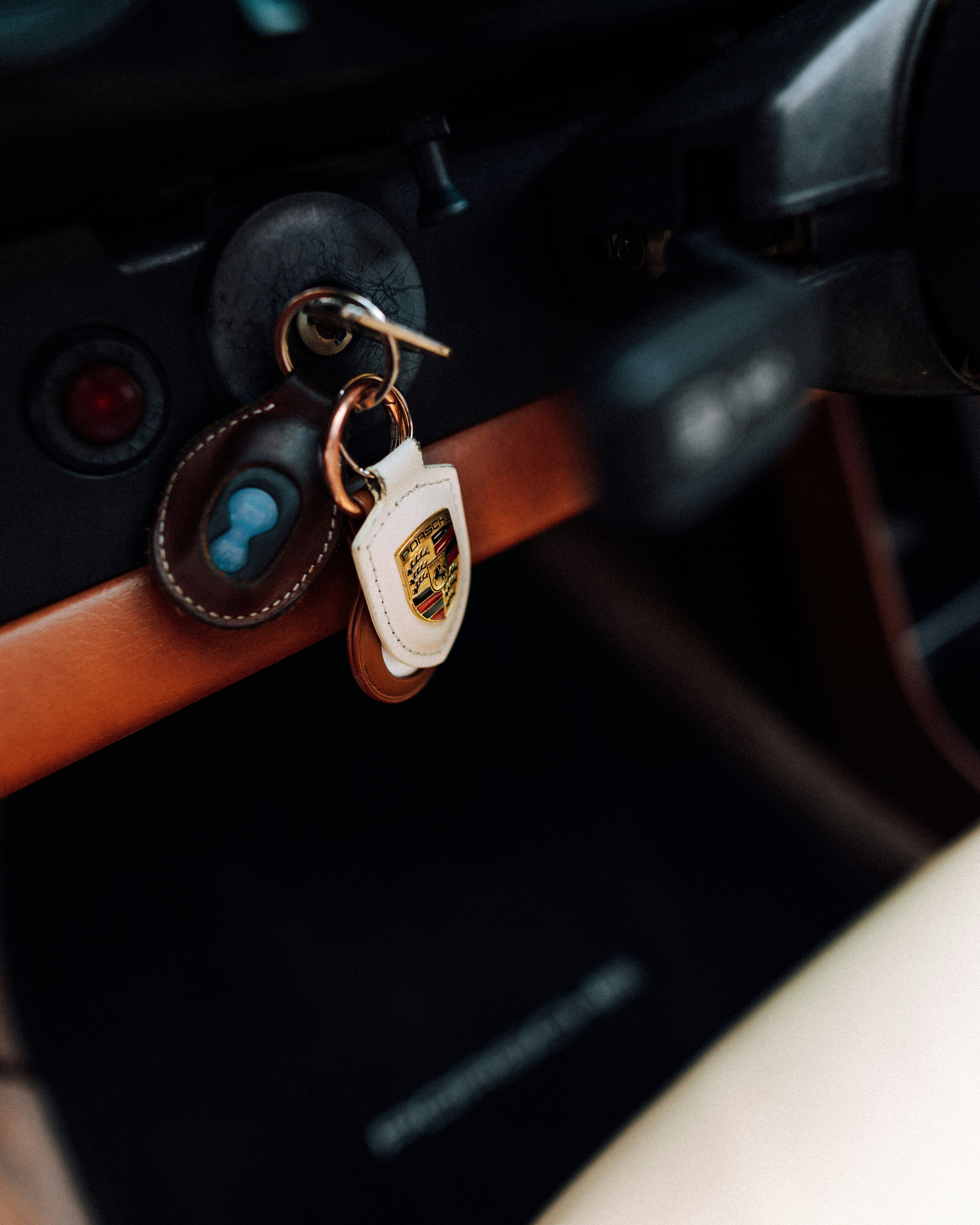 Clés de voiture dans un contacteur | Source : Unsplash