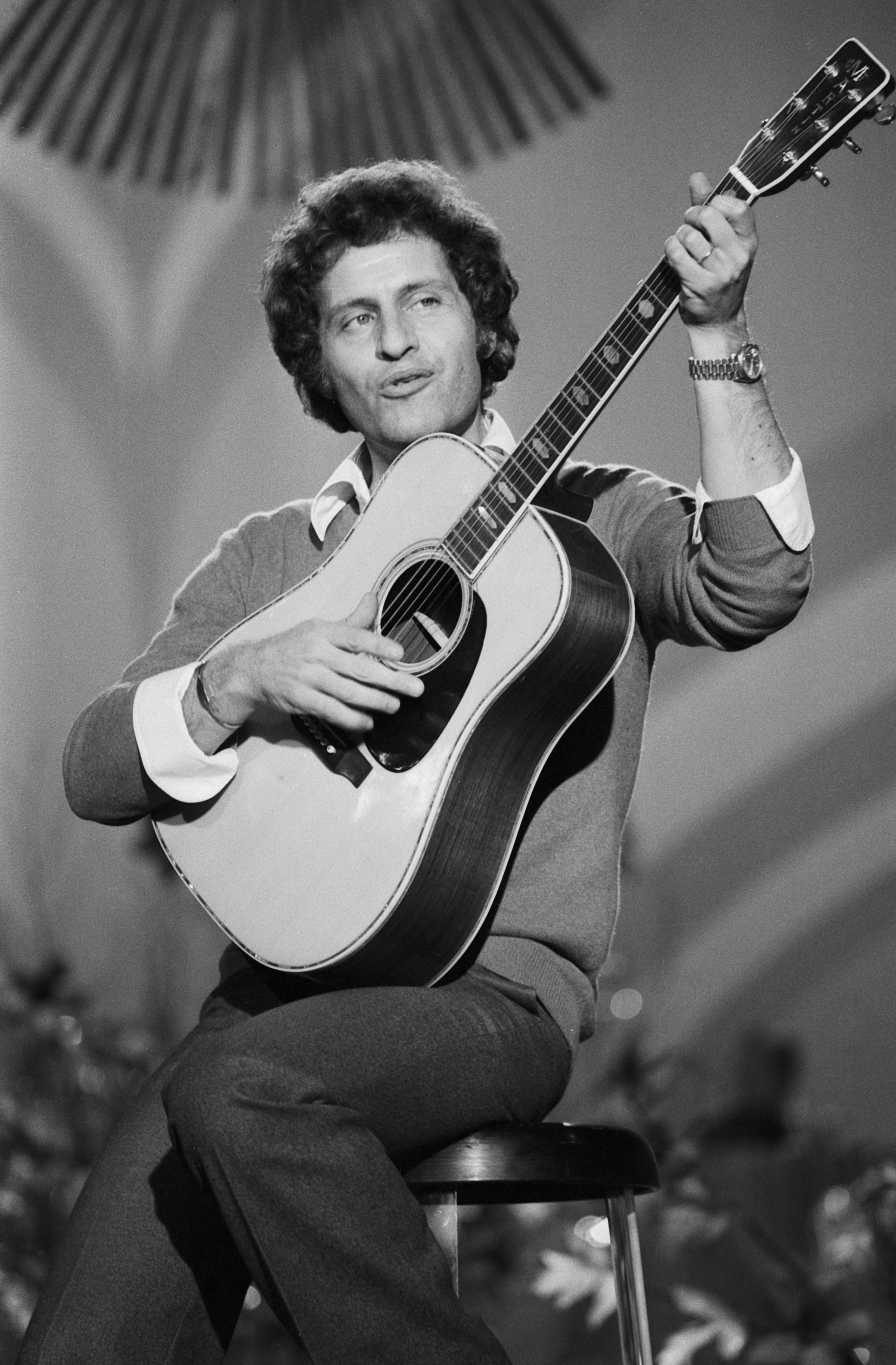 Le chanteur Joe Dassin se produit en Allemagne, vers 1970 I Source : Getty Images