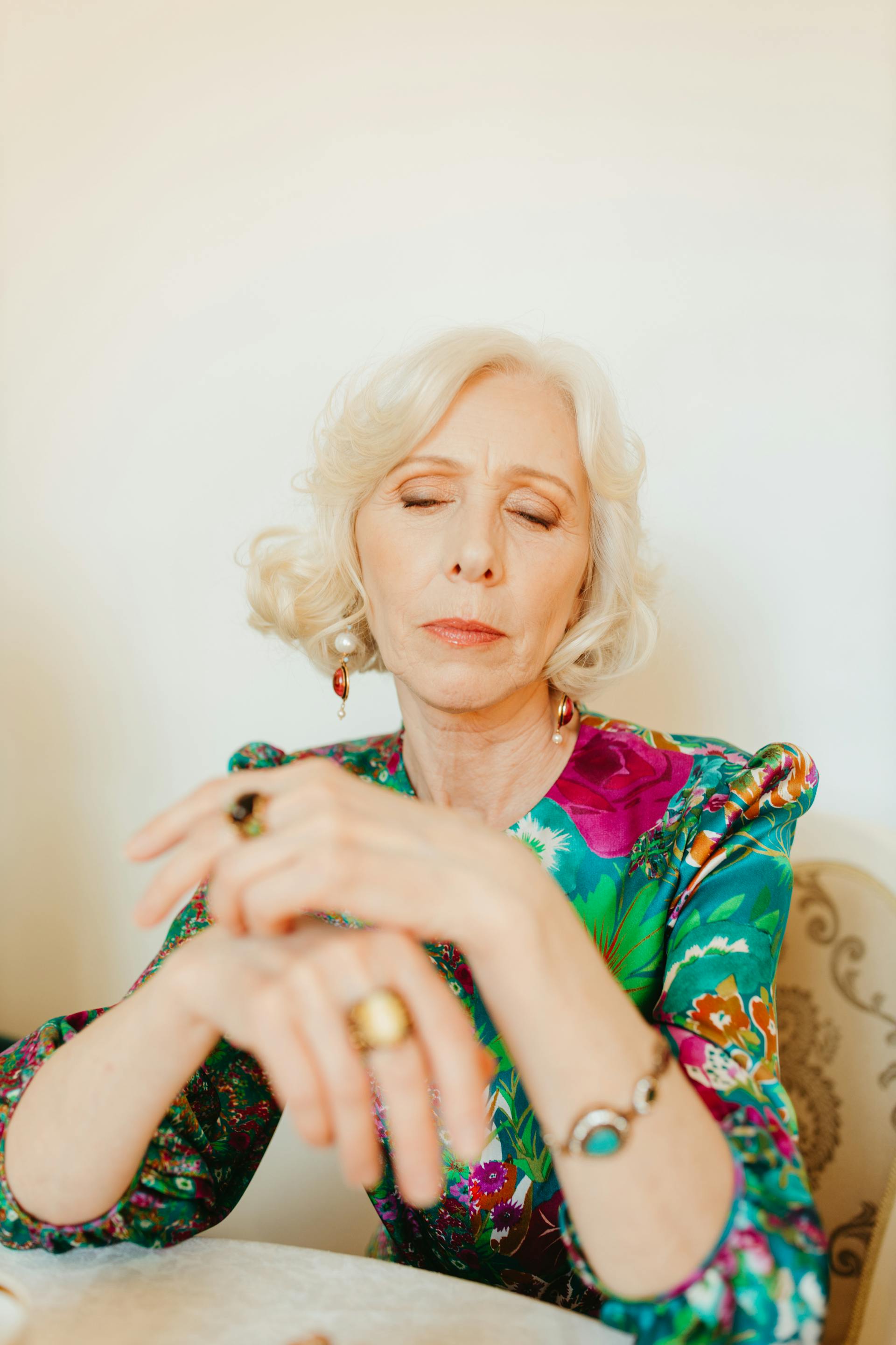 Une femme qui a les yeux fermés | Source : Pexels