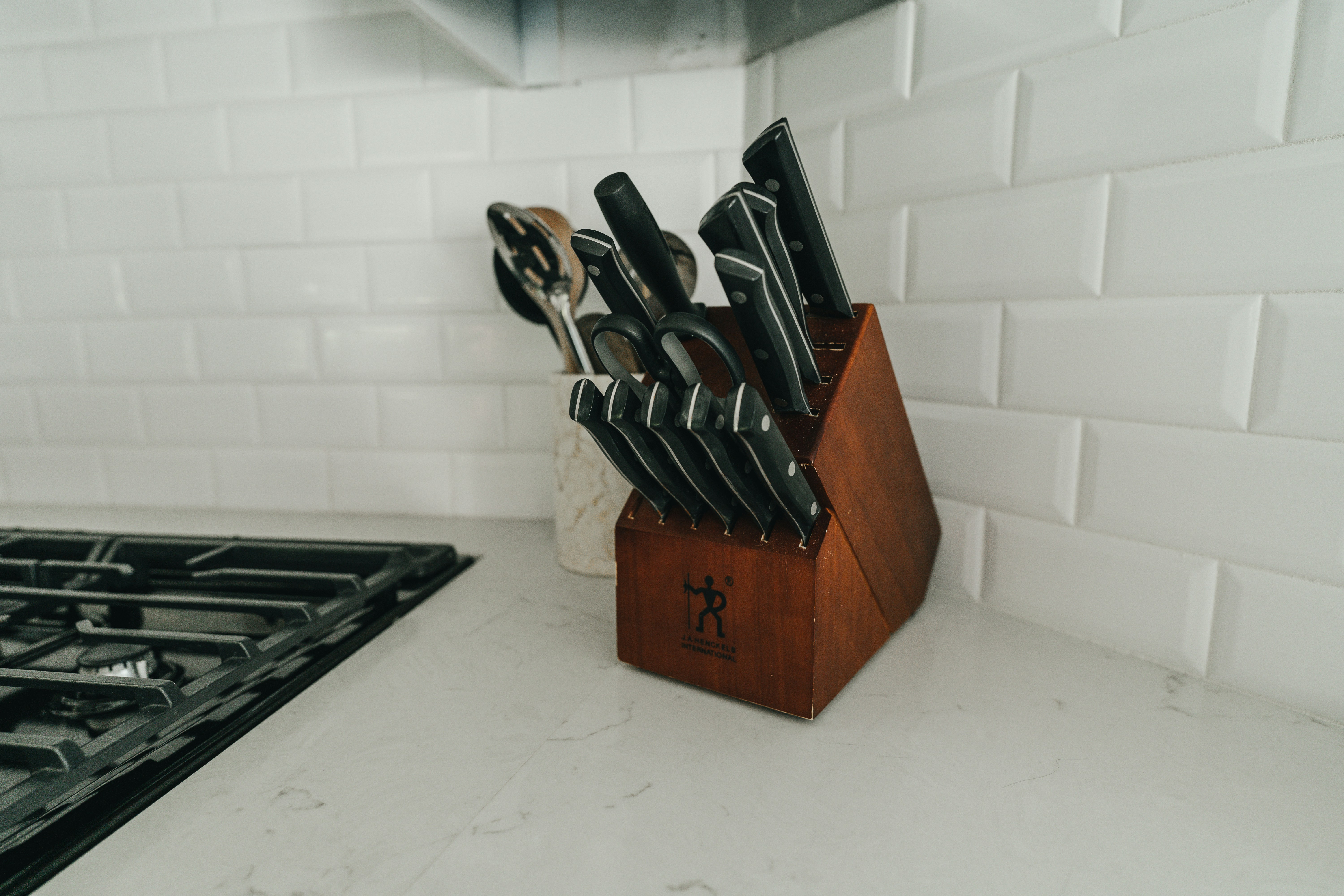 Un bloc de couteaux sur un comptoir de cuisine | Source : Unsplash