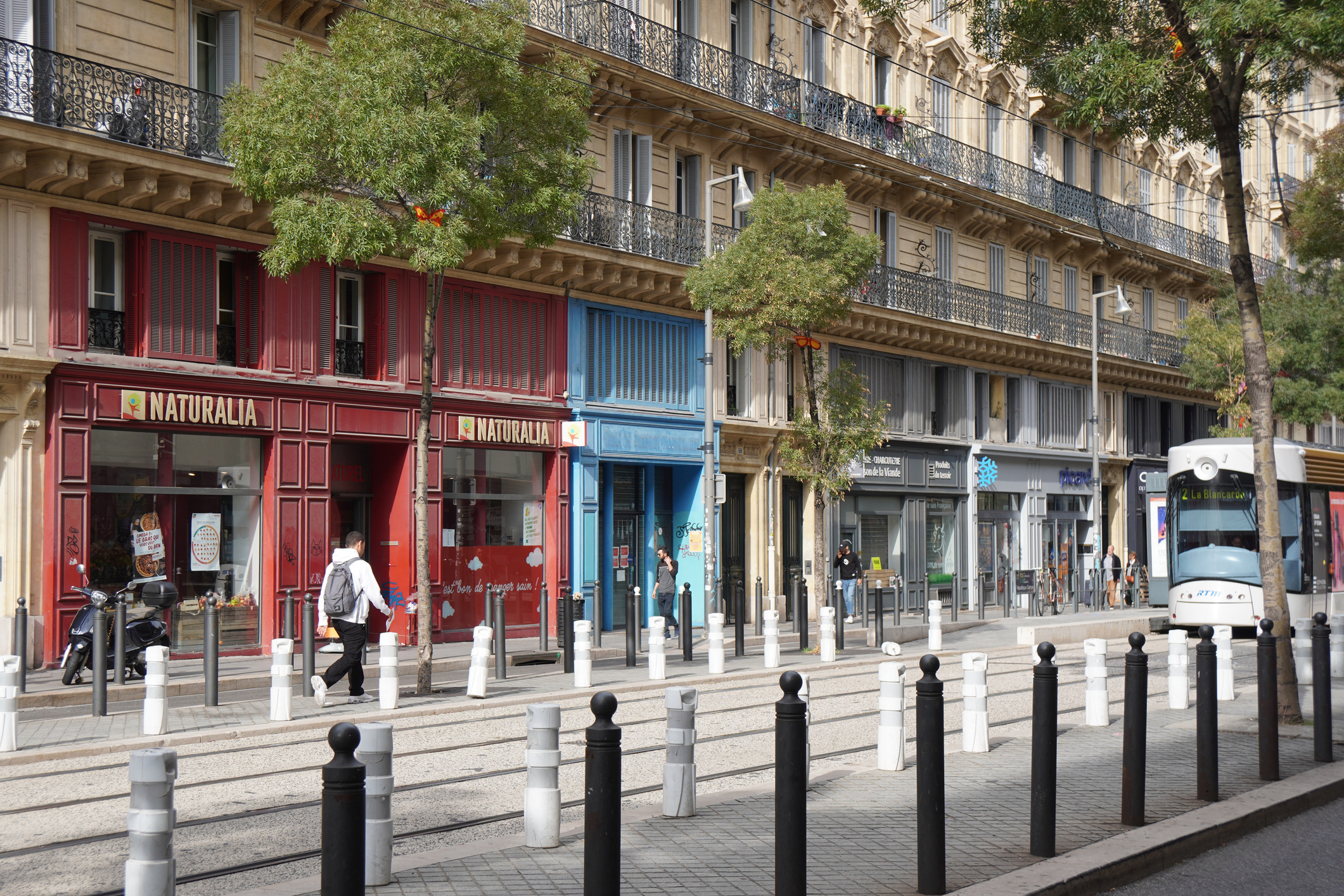 Vue d'une partie de la rue de la République, située dans le centre-ville de Marseille, en Provence-Alpes-Côte d'Azur, en France. | Source : Getty Images