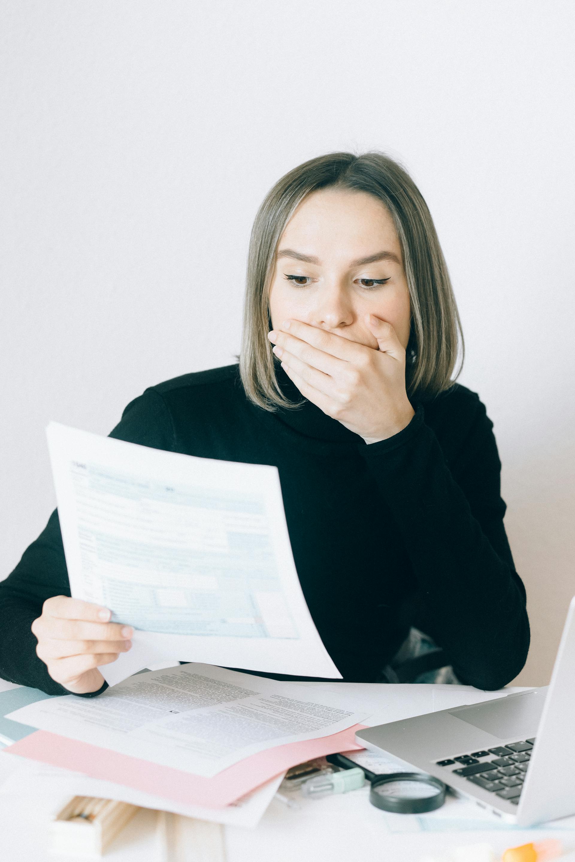 Une femme choquée qui lit quelque chose | Source : Pexels