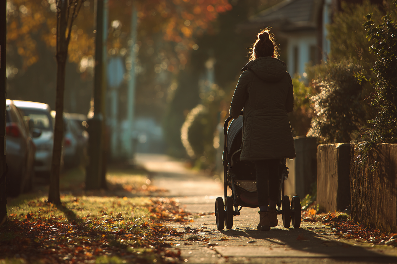 Une femme marchant sur un trottoir | Source : Midjourney