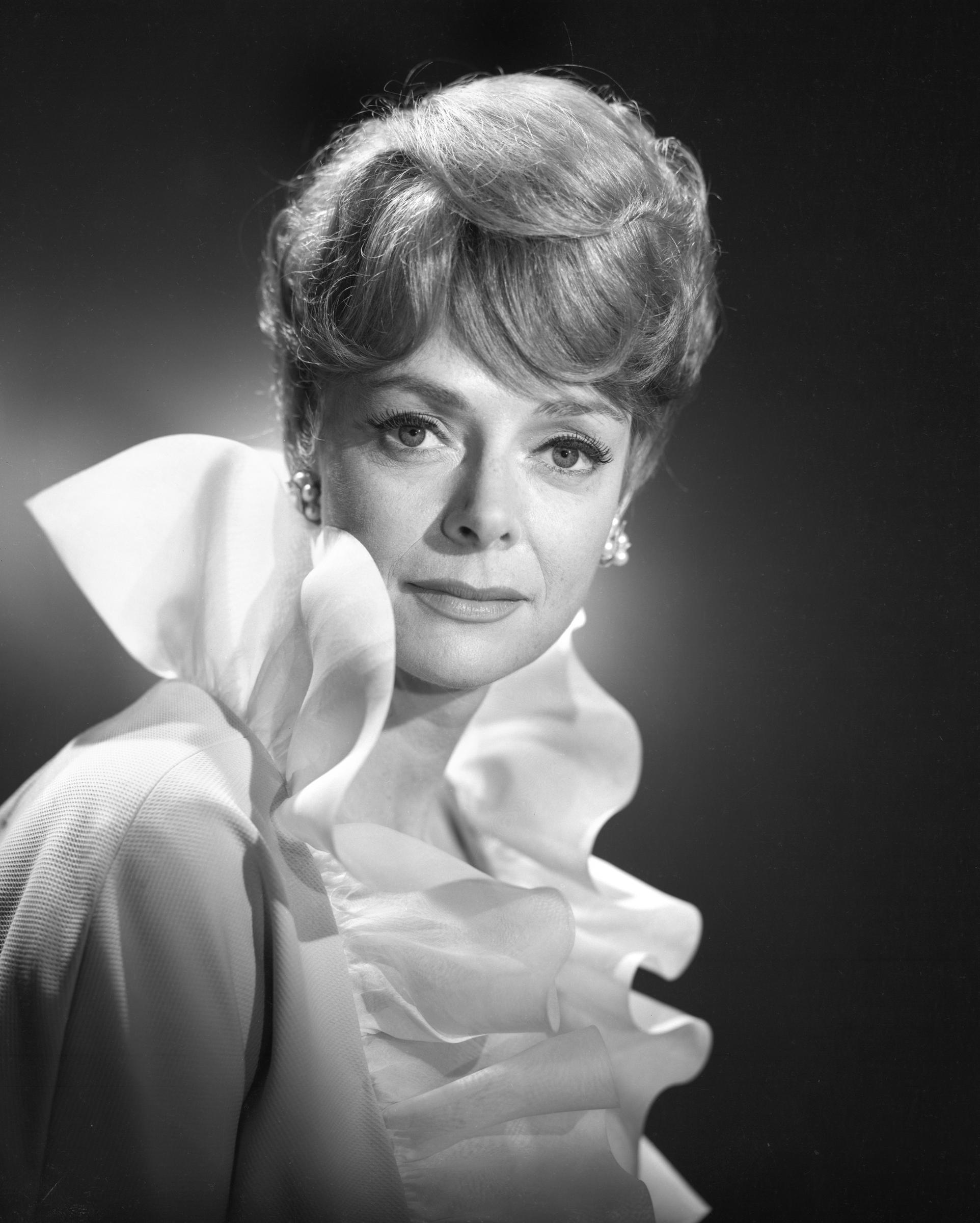 June Lockhart pose pour un portrait promotionnel de « Lost in Space », daté du 16 juin 1965. | Source : Getty Images
