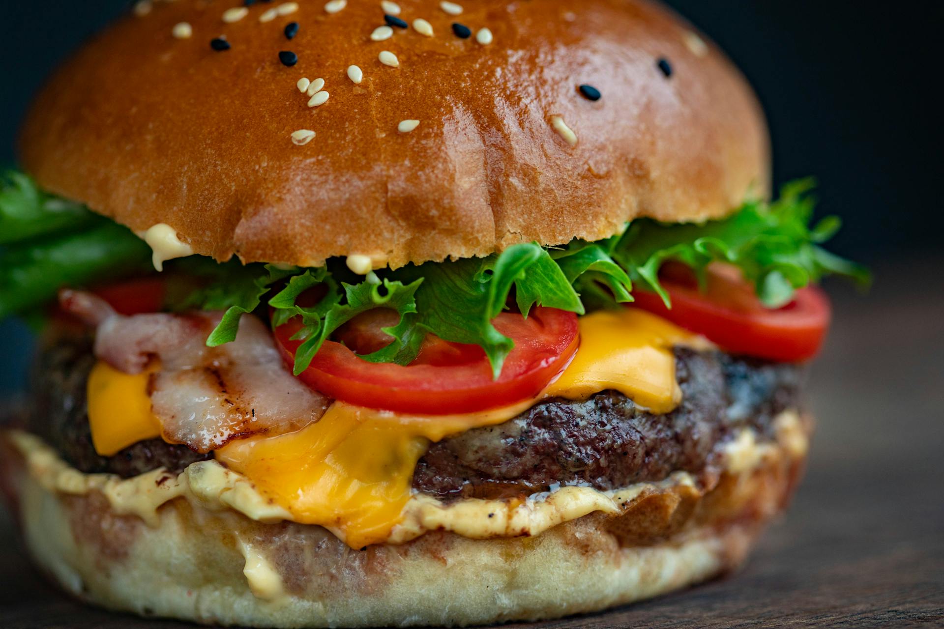 Un hamburger sur une table | Source : Pexels