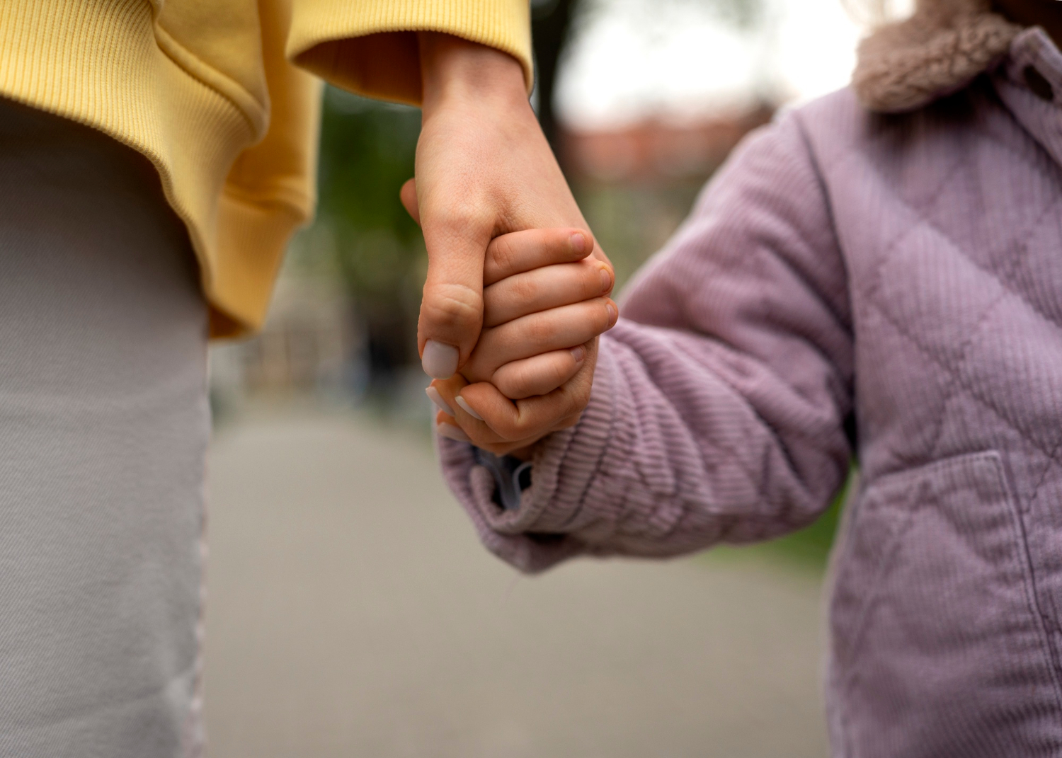 Une femme tenant la main d'un enfant | Source : Freepik