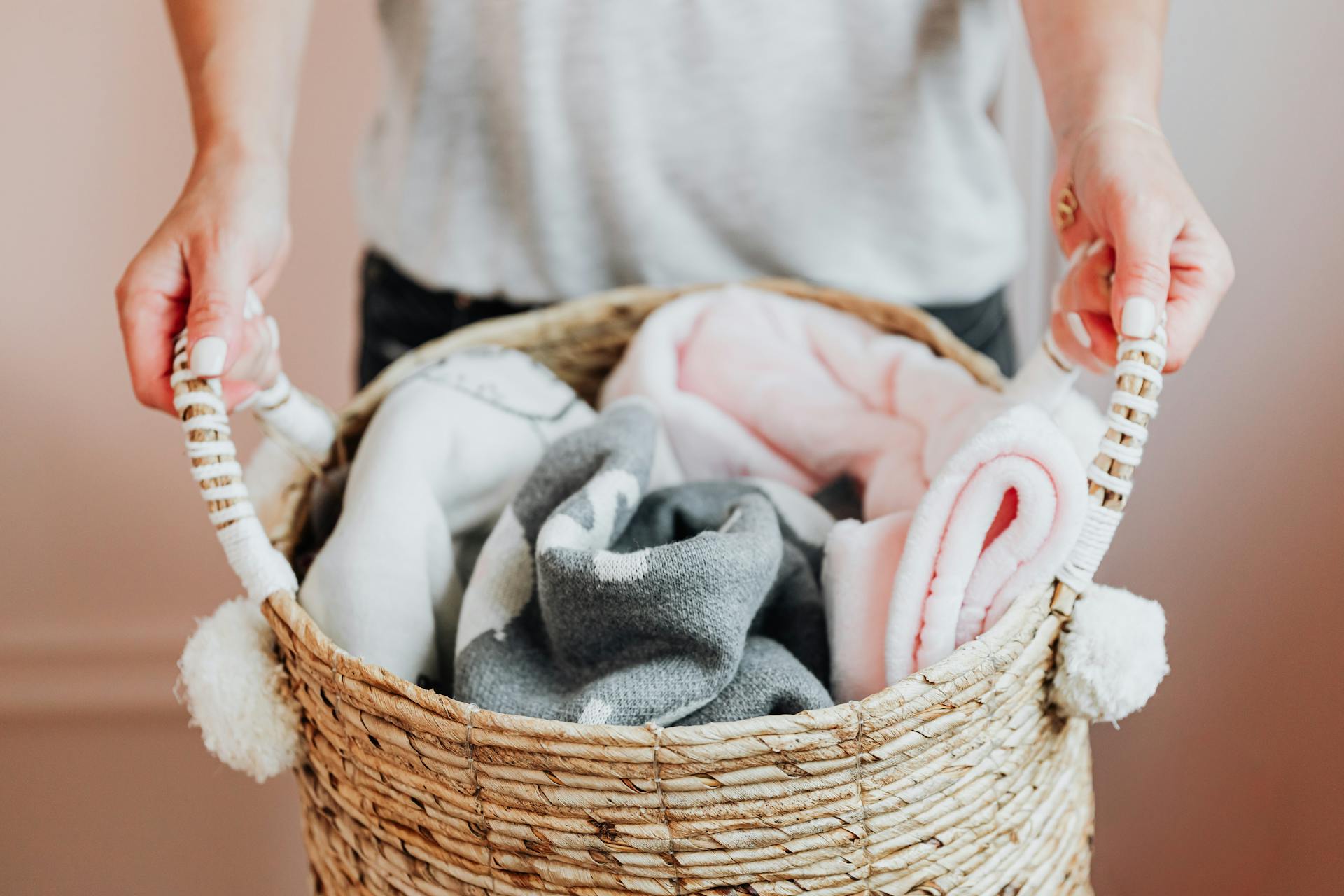 Une femme tenant un panier à linge | Source : Pexels
