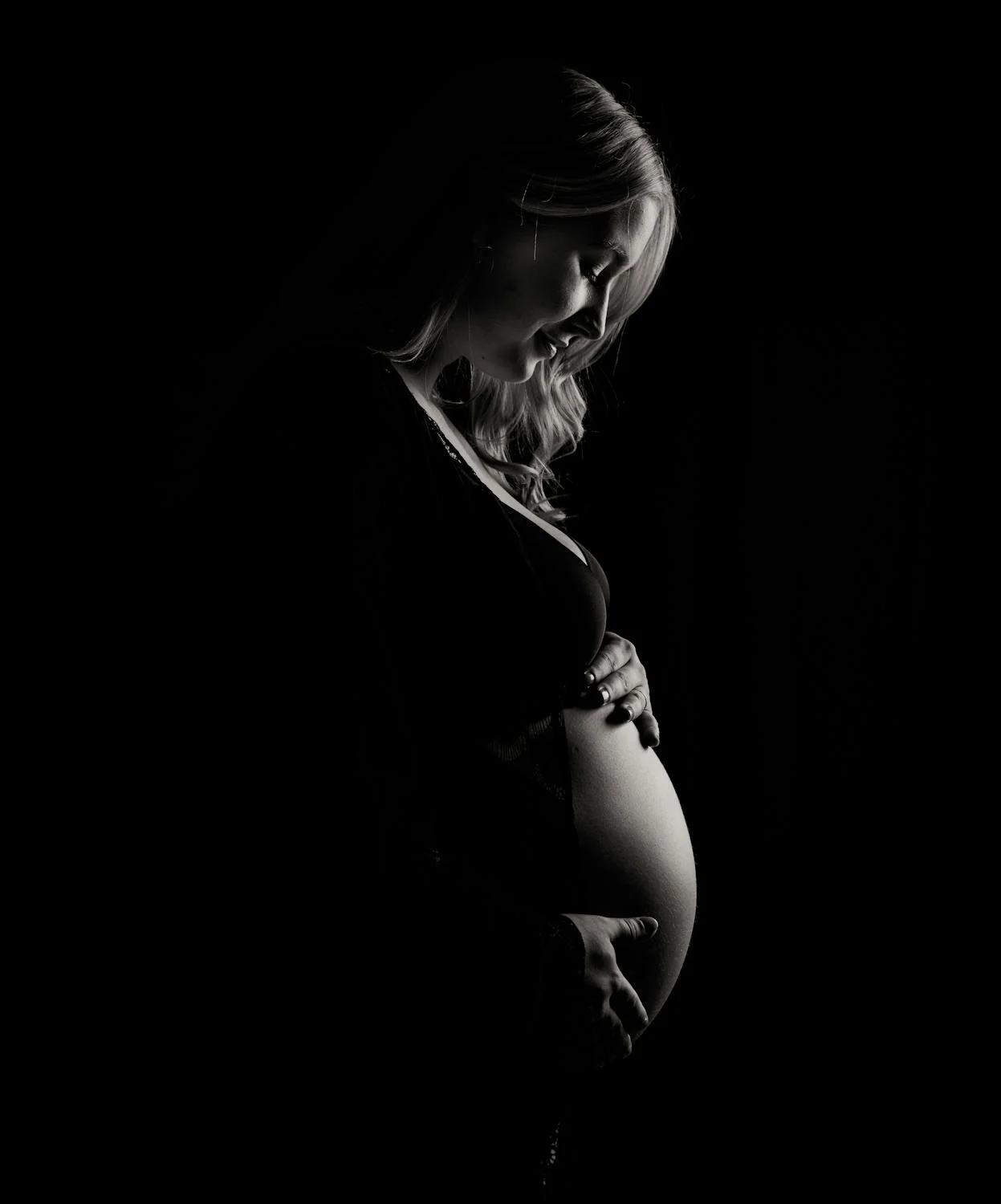 Silhouette d'une femme enceinte faisant le tour de son baby bump | Source : Pexels