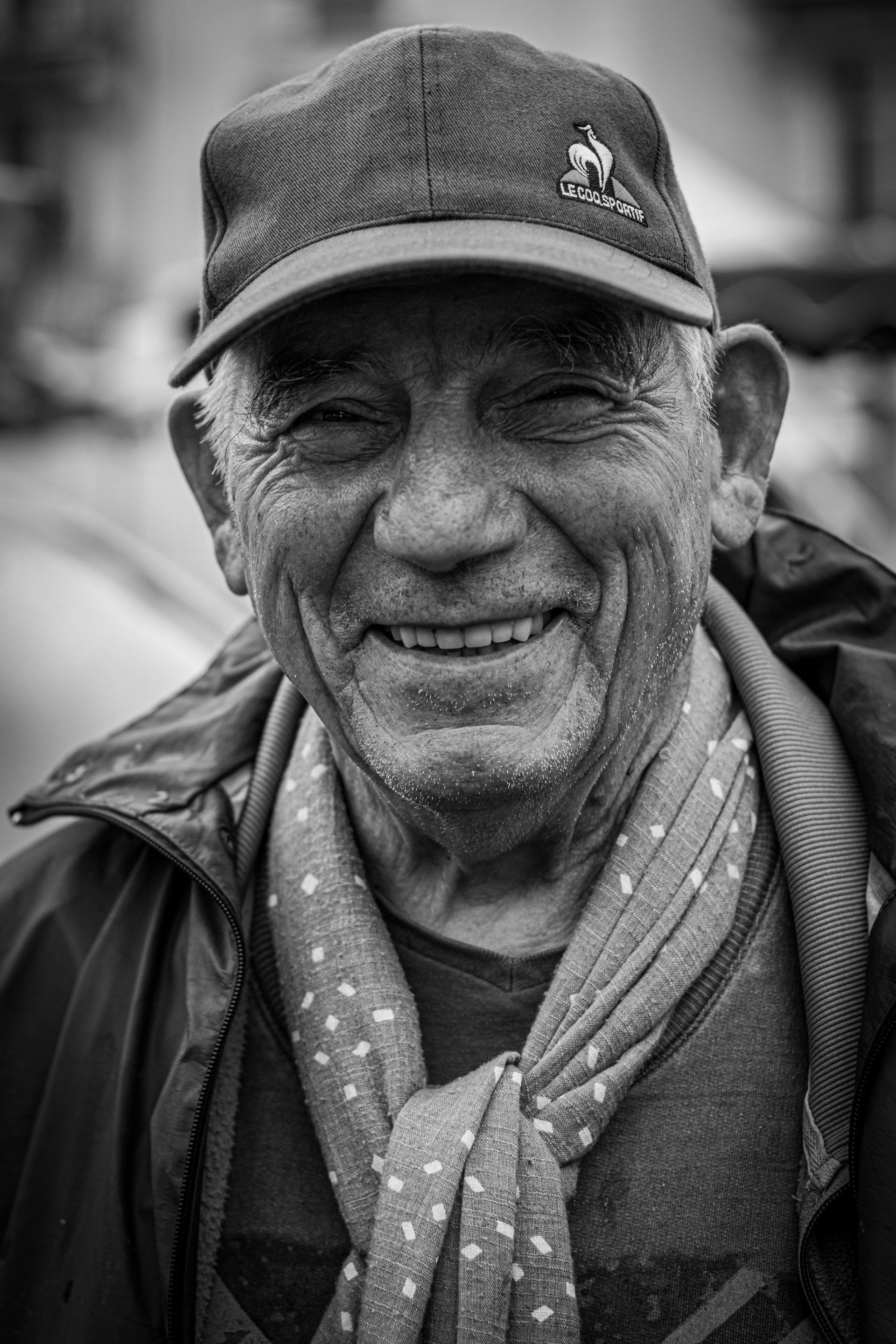 Un homme souriant portant une casquette | Source : Pexels