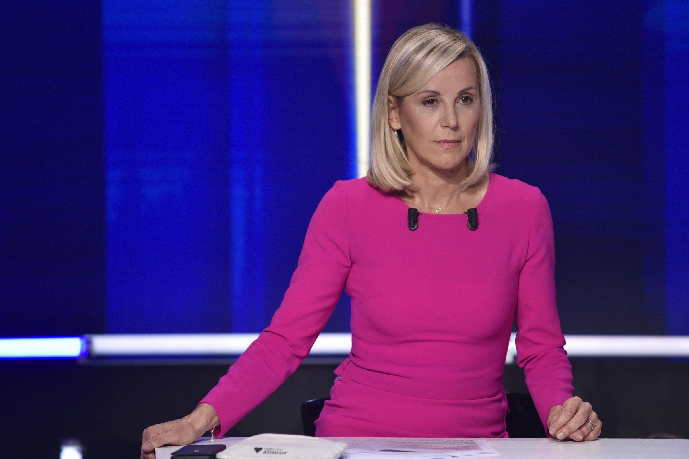 La présentatrice de CNEWS Laurence Ferrari se prépare avant un débat entre les candidats de droite Les Républicains (LR) à l'élection présidentielle française qui se déroulera simultanément sur la chaîne d'information télévisée "CNEWS" et Europe 1, à Paris, le 21 novembre 2021 I Source : Getty Images