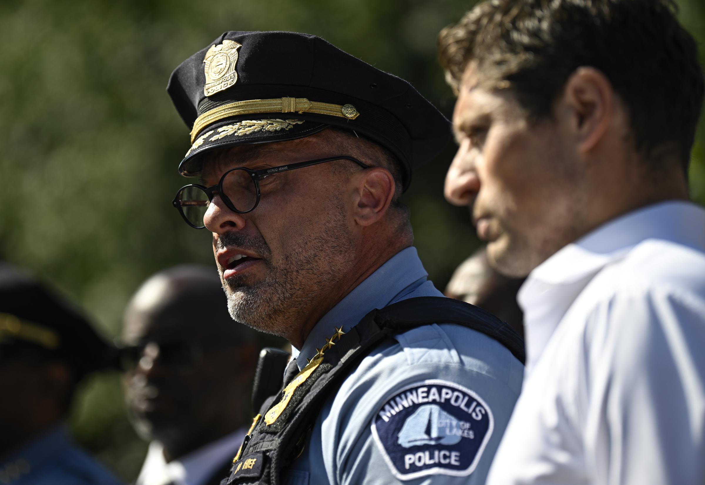 Le chef de la police de Minneapolis, Brian O'Hara, s'exprime lors d'une conférence de presse alors que le maire Jacob Frey l'écoute à la suite de la fusillade de l'église de l'Annonciation, le 27 août 2025 | Source : Getty Images
