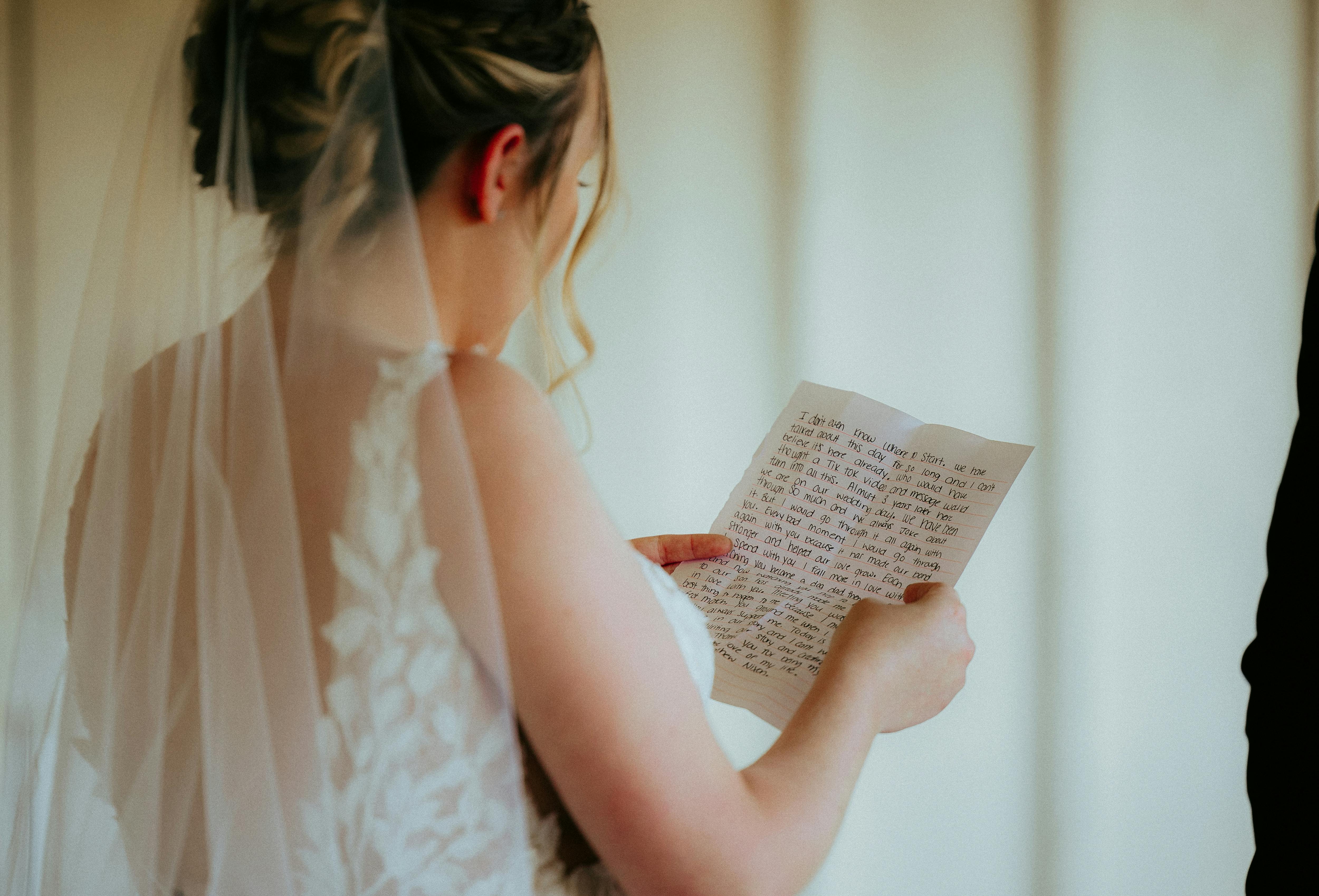 Une mariée lisant une lettre | Source : Pexels