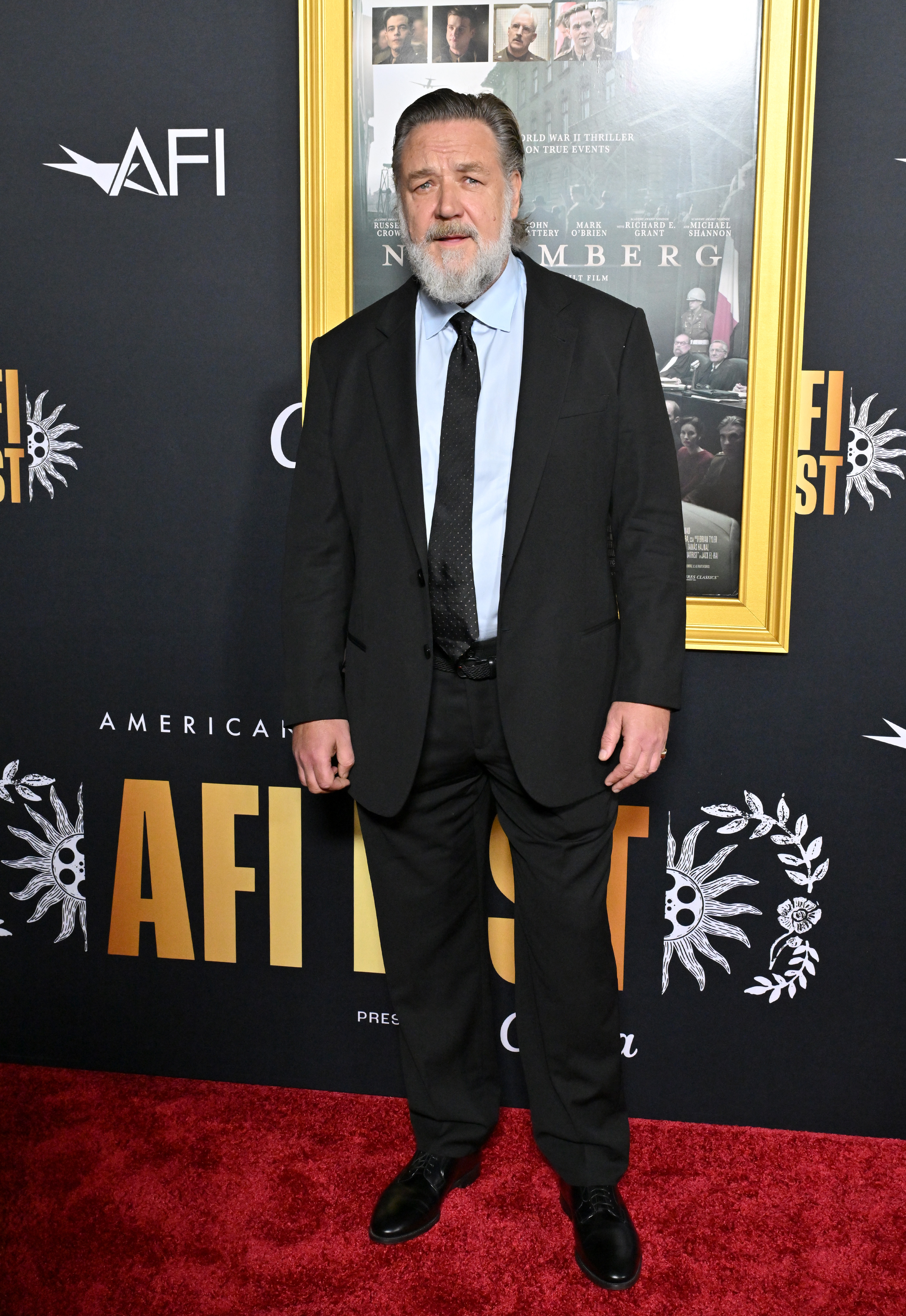 Russell Crowe radieux et détendu lors de la première du film « Nuremberg » à l'AFI Fest 2025. Avec un visage aminci et une attitude rafraîchie, le changement physique de l'acteur était aussi frappant que le rôle qu'il venait promouvoir.