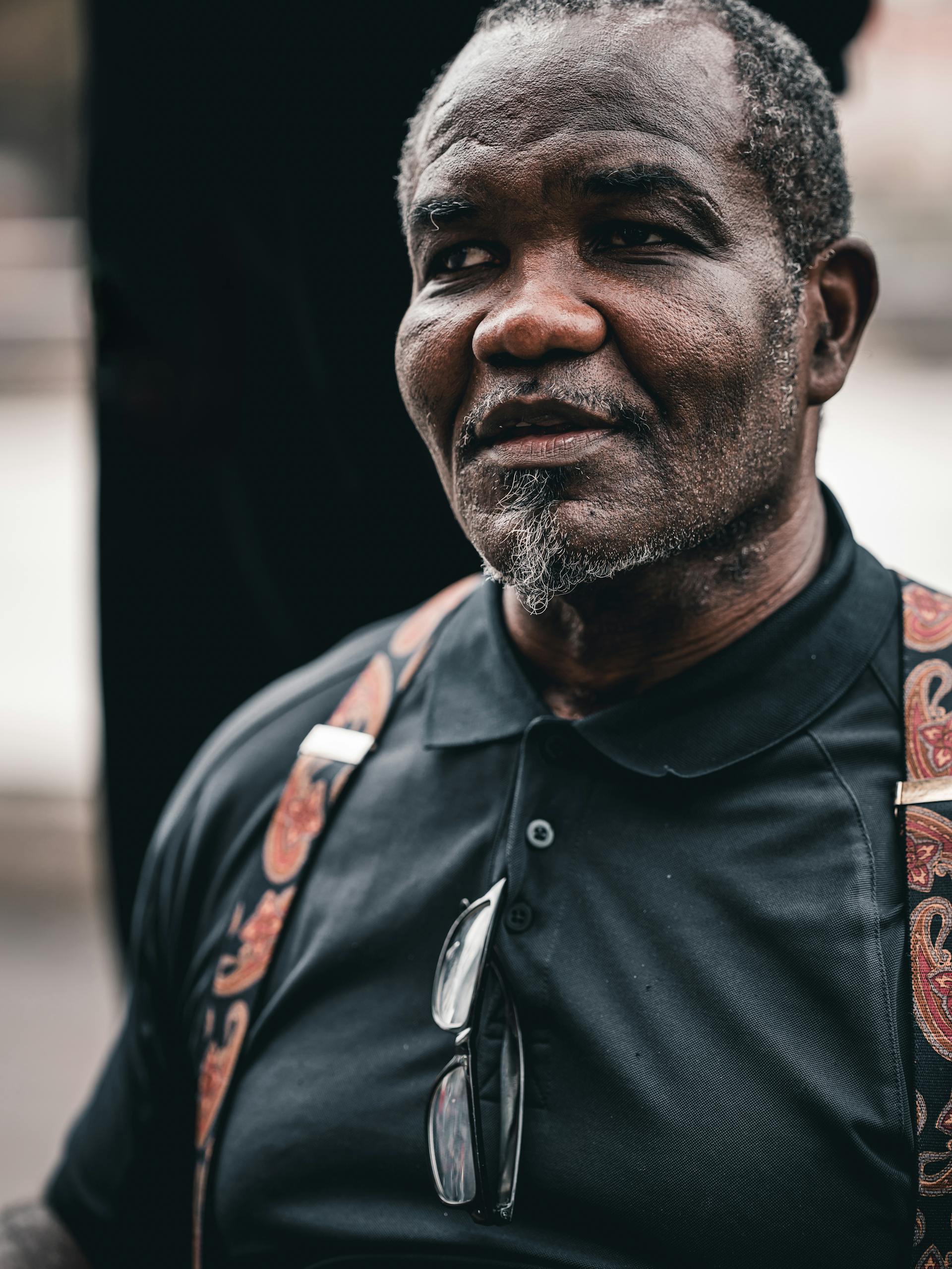 Un homme qui sourit faiblement | Source : Pexels