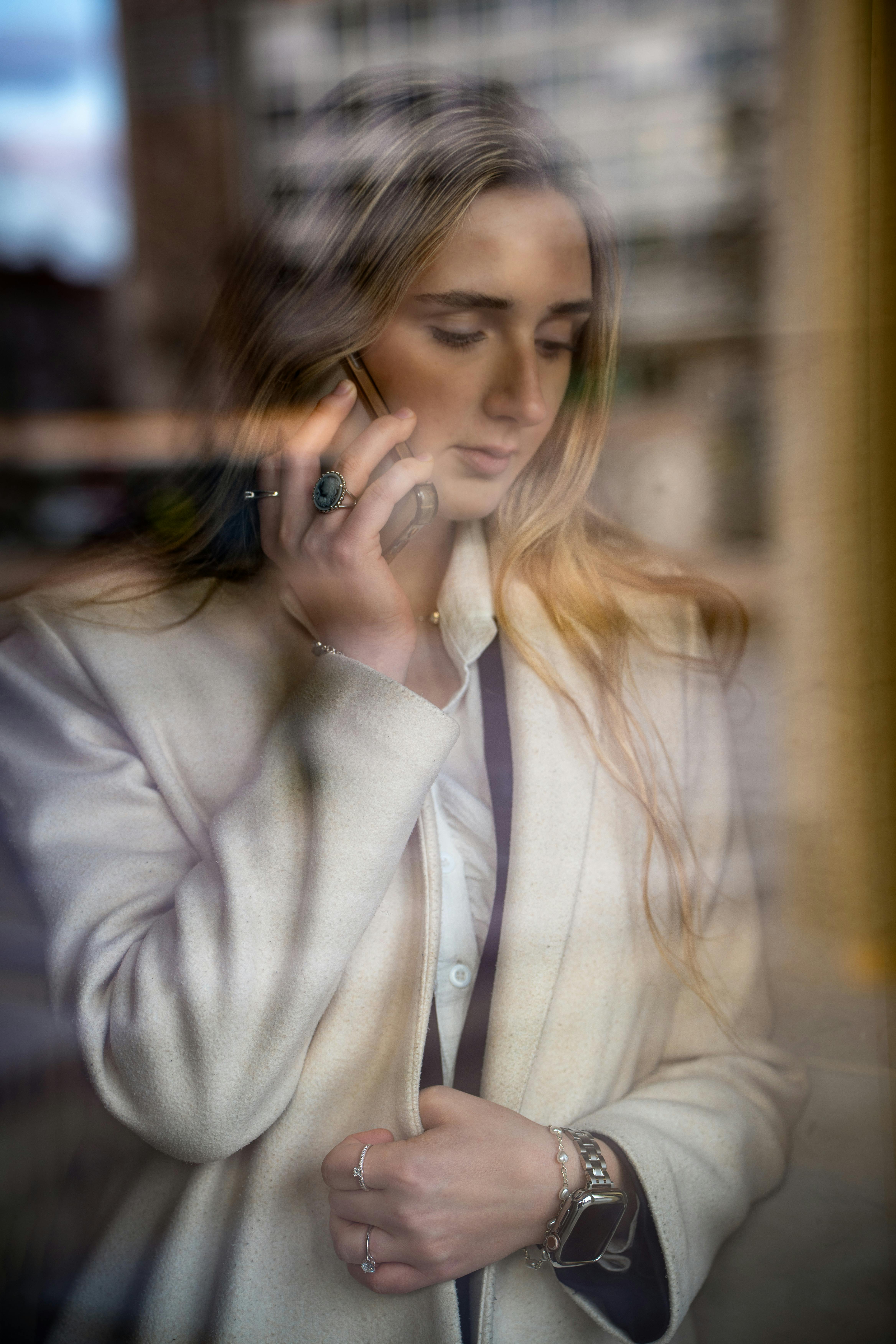 Femme parlant au téléphone | Source : Pexels