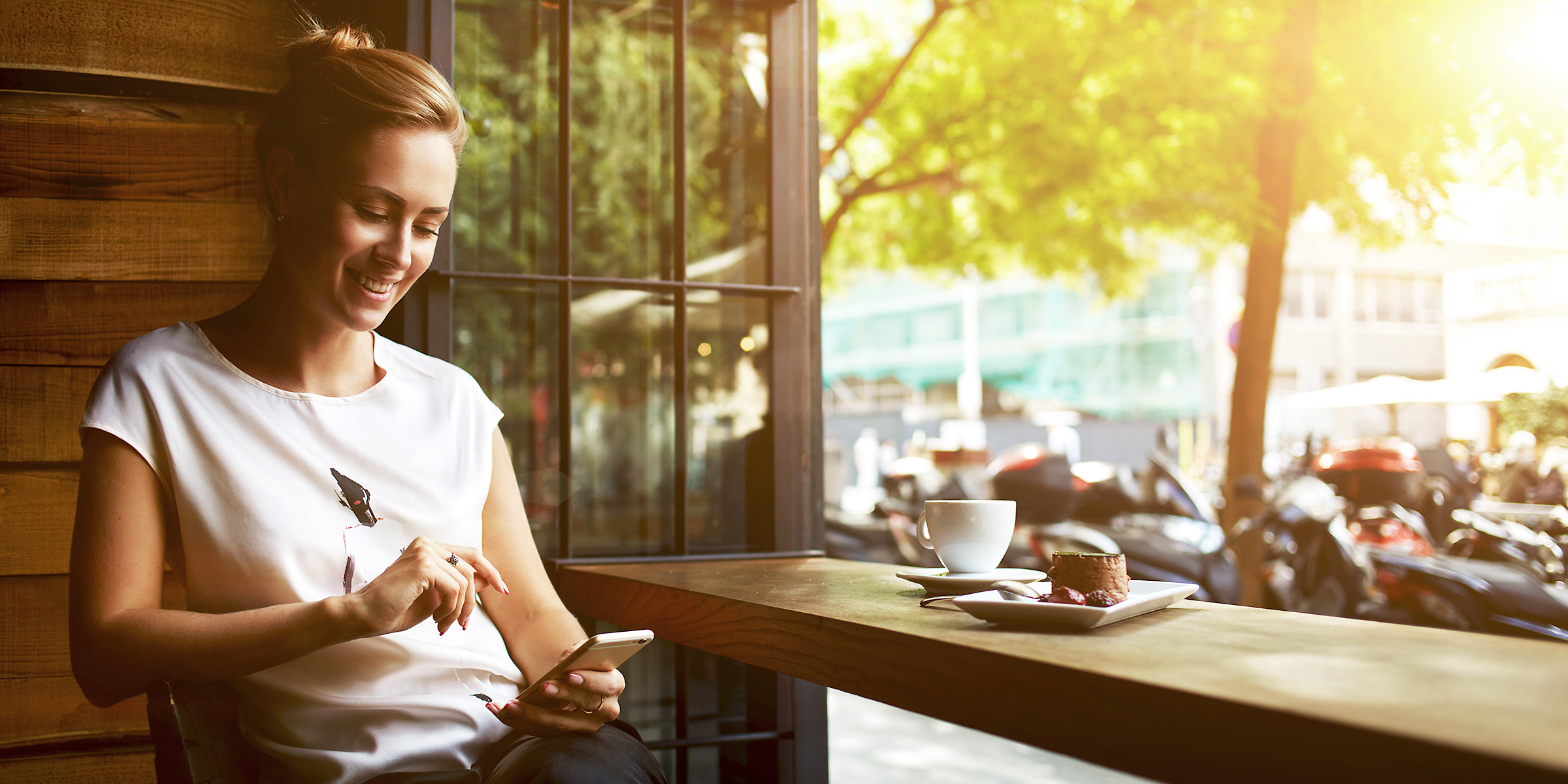 Une femme sur son téléphone | Source : Shutterstock
