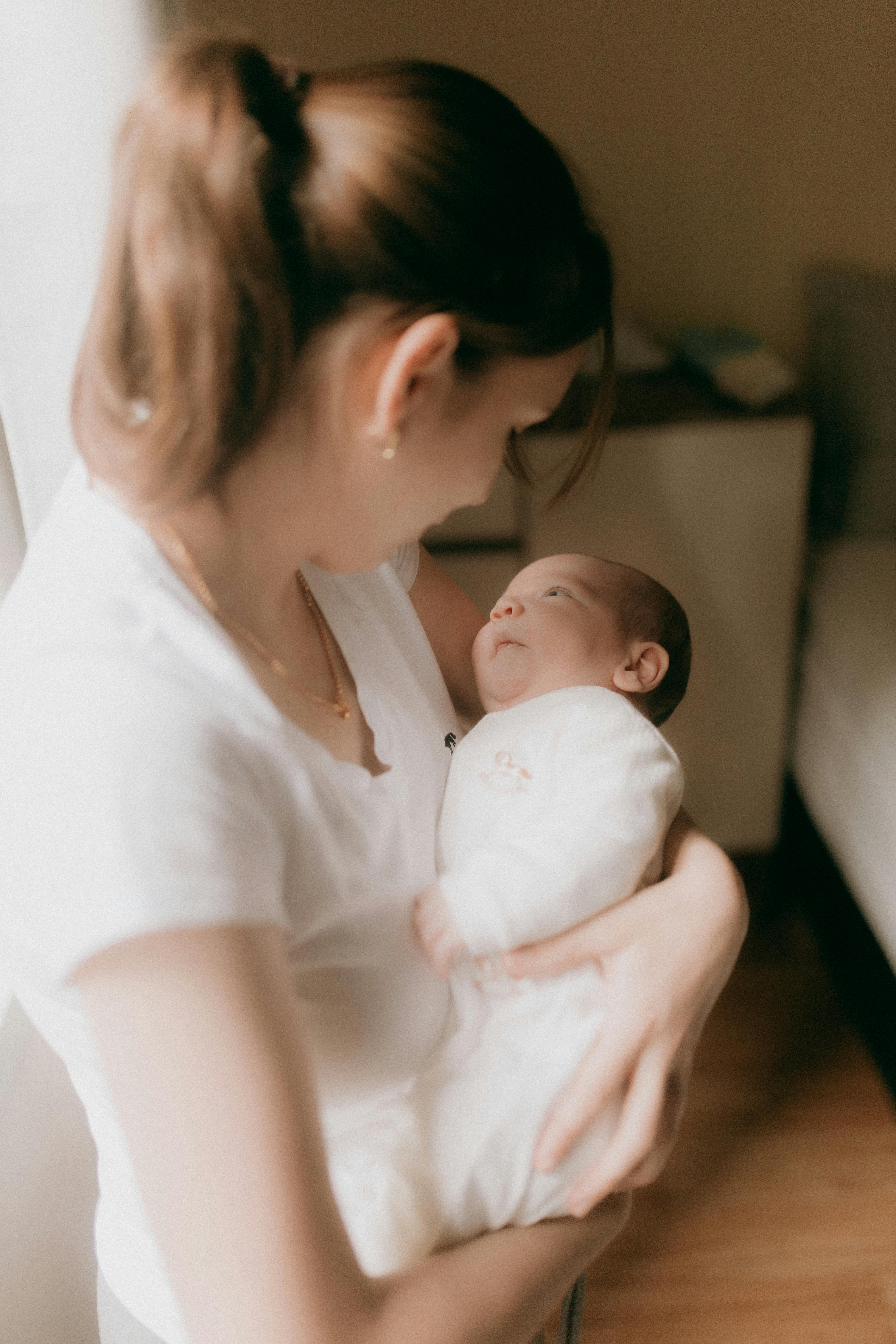 Une mère berçant son bébé | Source : Pexels