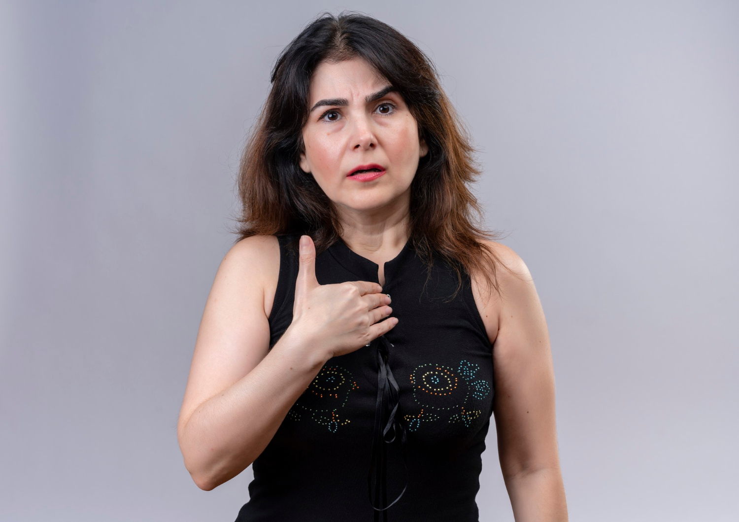Une femme mature stupéfaite | Source : Freepik