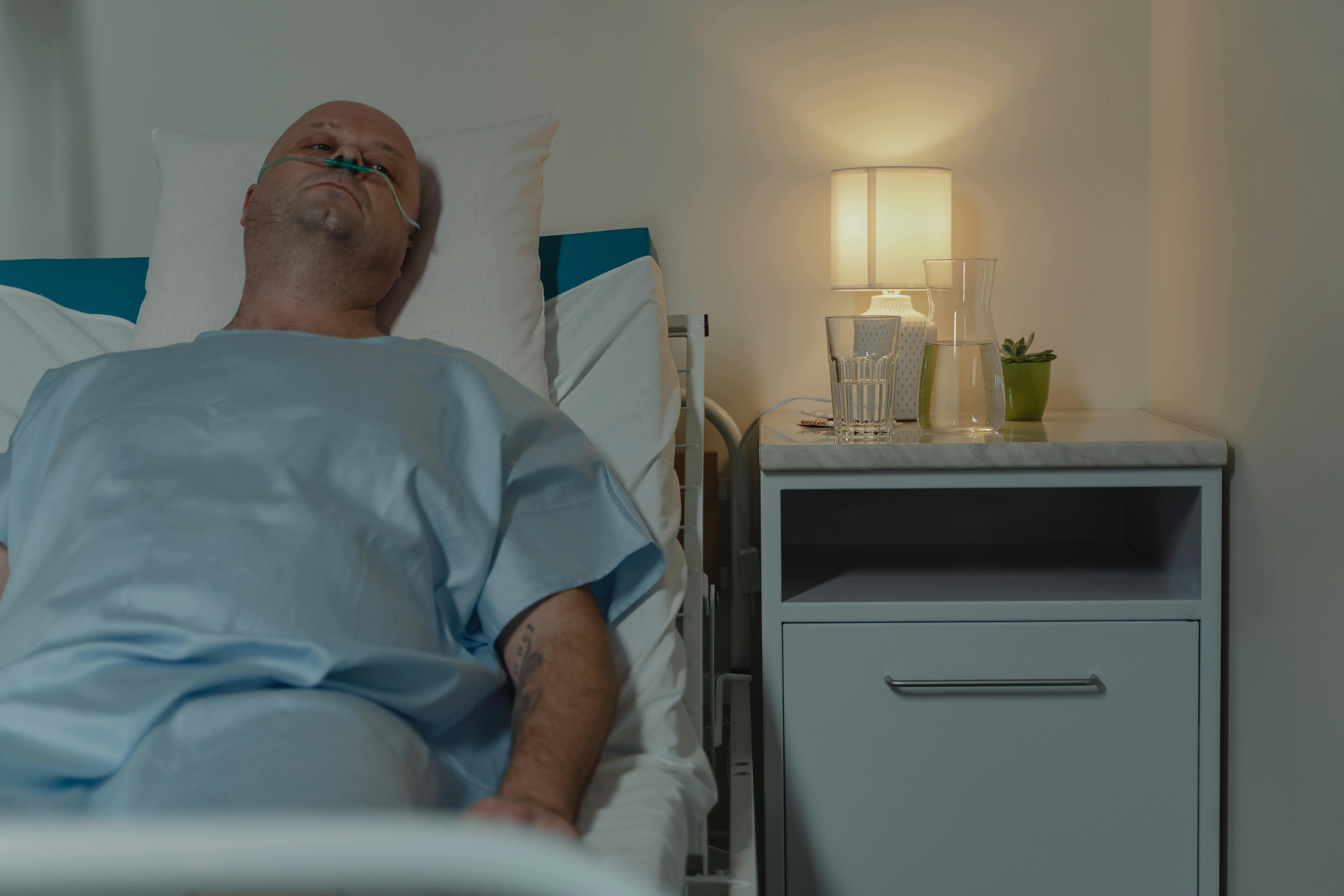 Un homme malade dans un lit d'hôpital | Source : Pexels