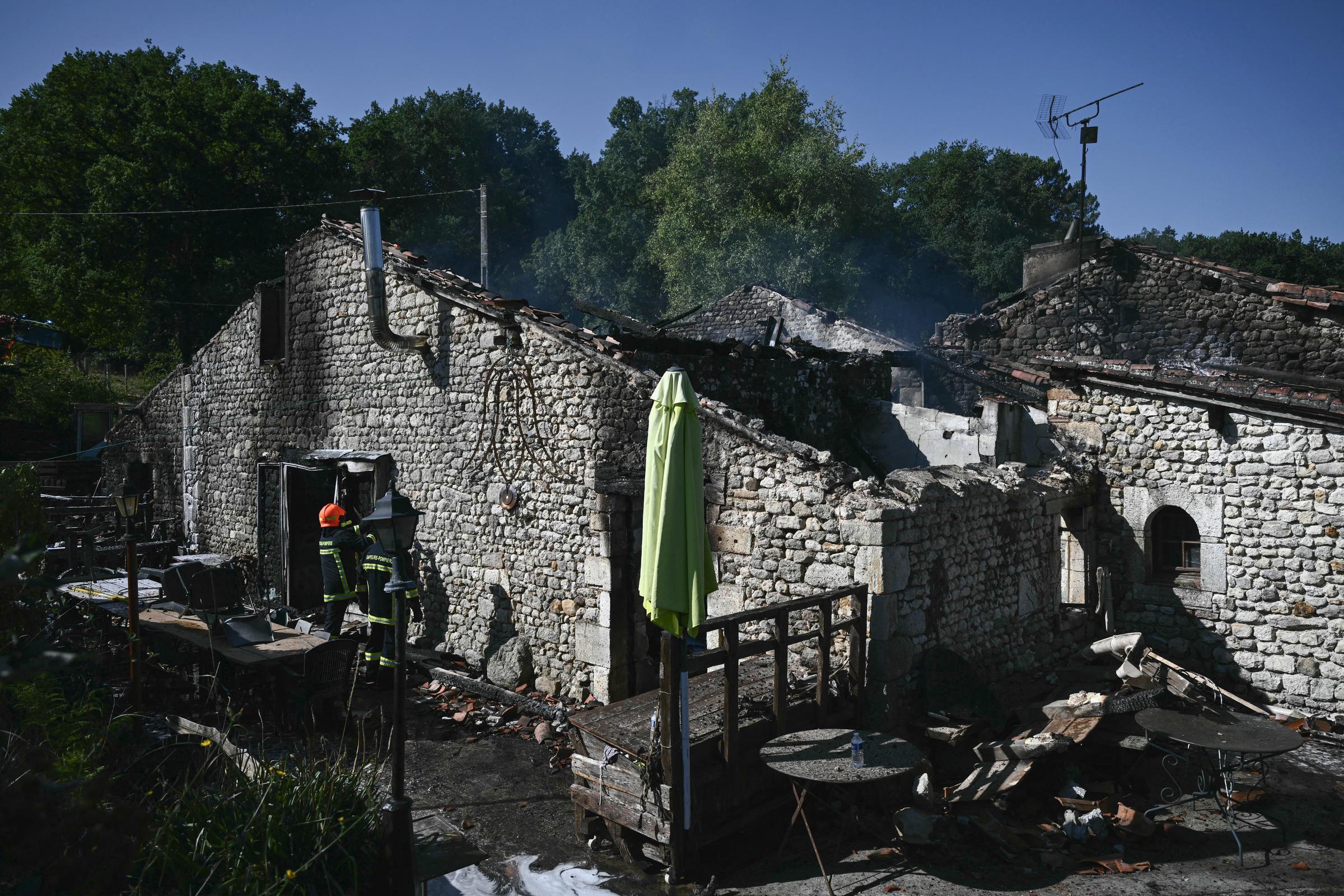 Les pompiers interviennent sur le site d'un gîte rural pour adultes handicapés où un incendie s'est déclaré, faisant un mort et quatre disparus, à Montmoreau, dans le sud-ouest de la France, le 28 juillet 2025. Selon une source de la gendarmerie, 12 personnes handicapées se trouvaient à l'intérieur, en plus du couple qui gère le gîte. L'incendie aurait été causé par un problème électrique, selon la même source I Source : Getty Images