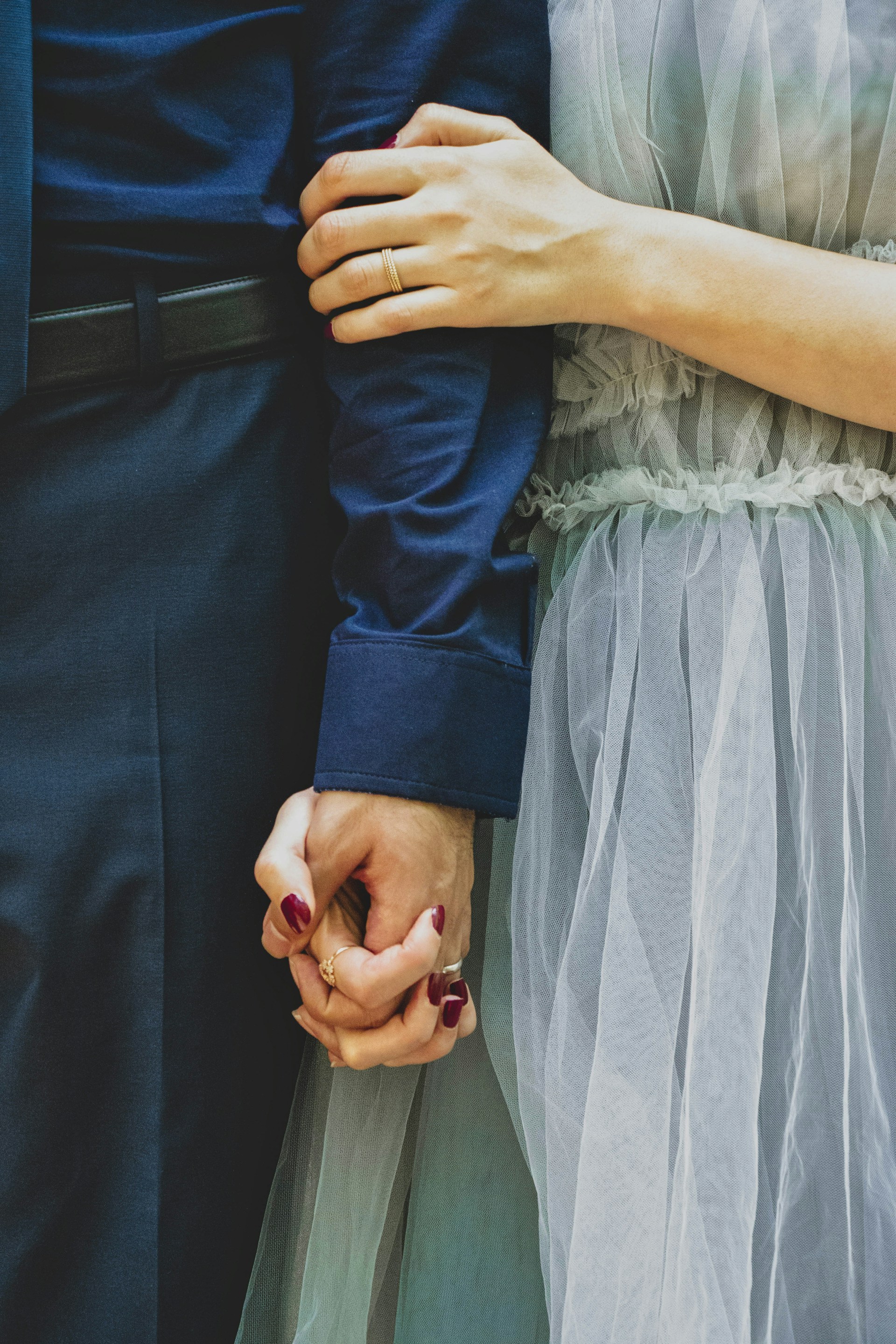 Un couple se tenant par la main | Source : Unsplash