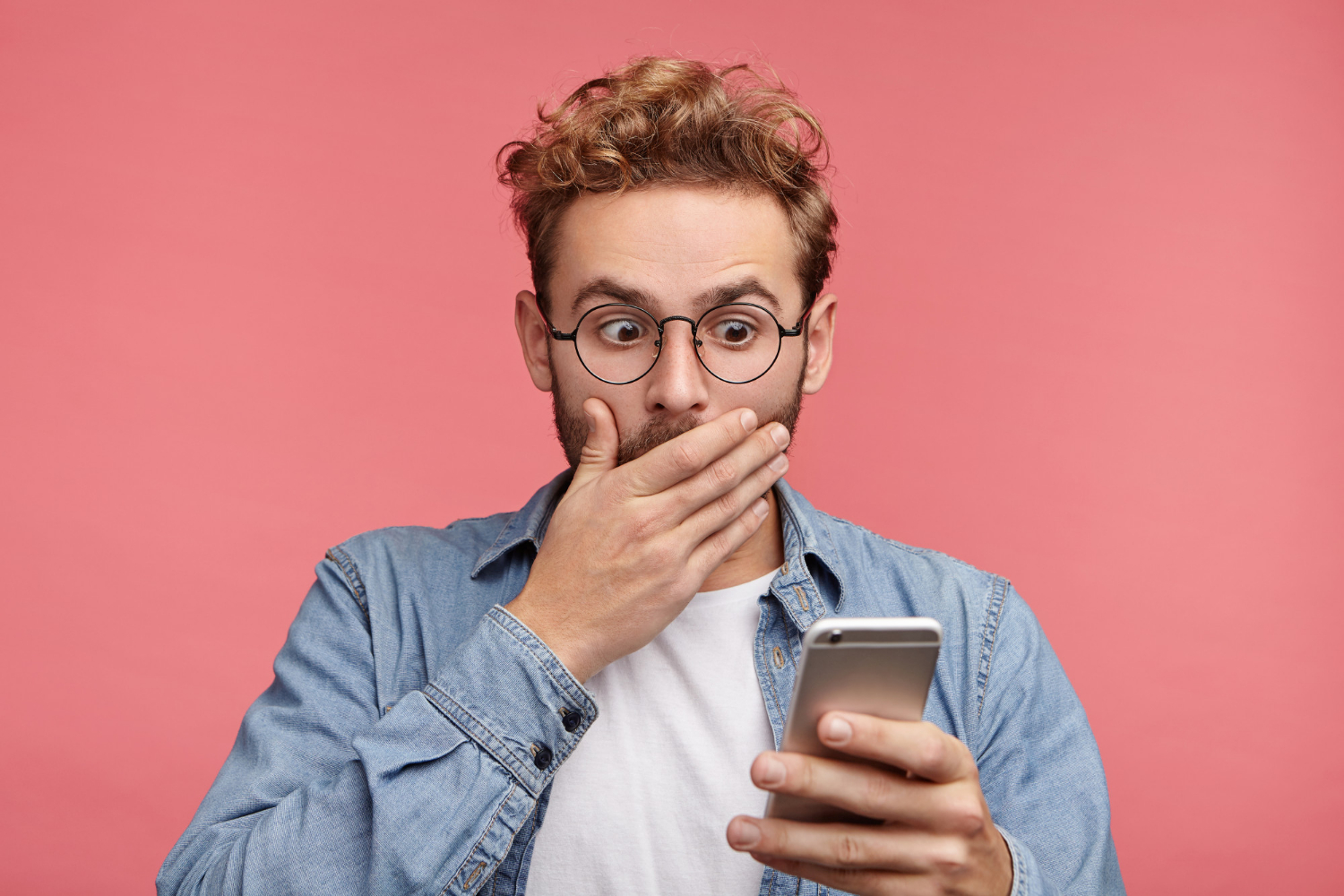Un homme effrayé qui regarde son téléphone | Source : Freepik