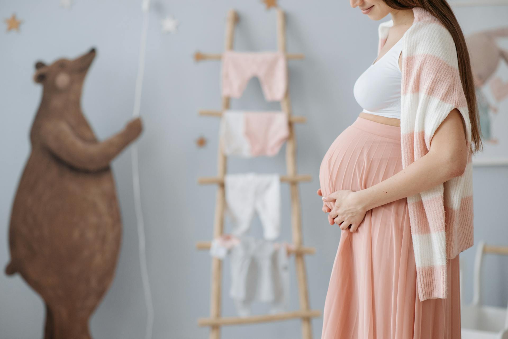 Une femme enceinte dans une chambre d'enfant | Source : Pexels