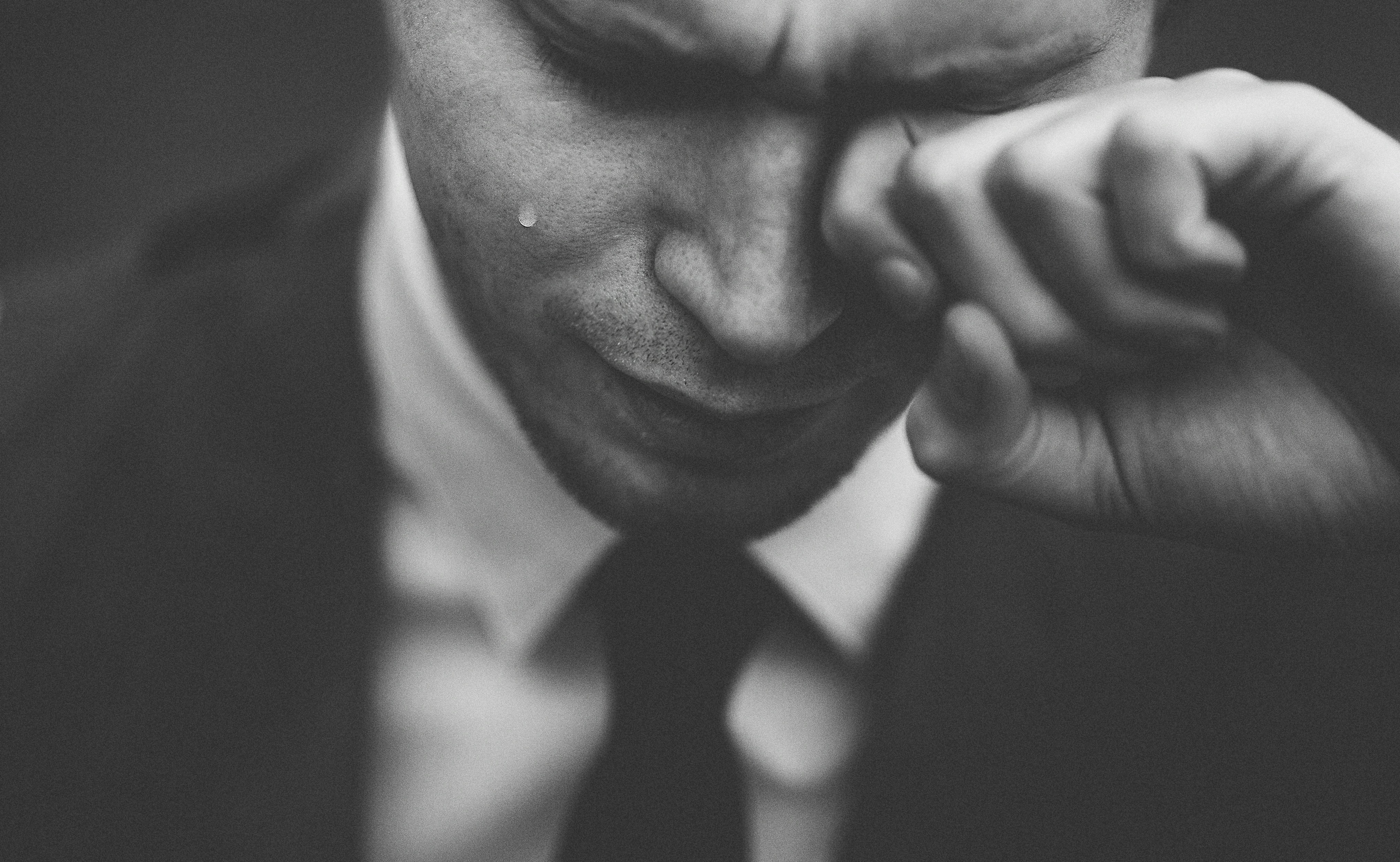 Un homme essuie des larmes | Source : Unsplash